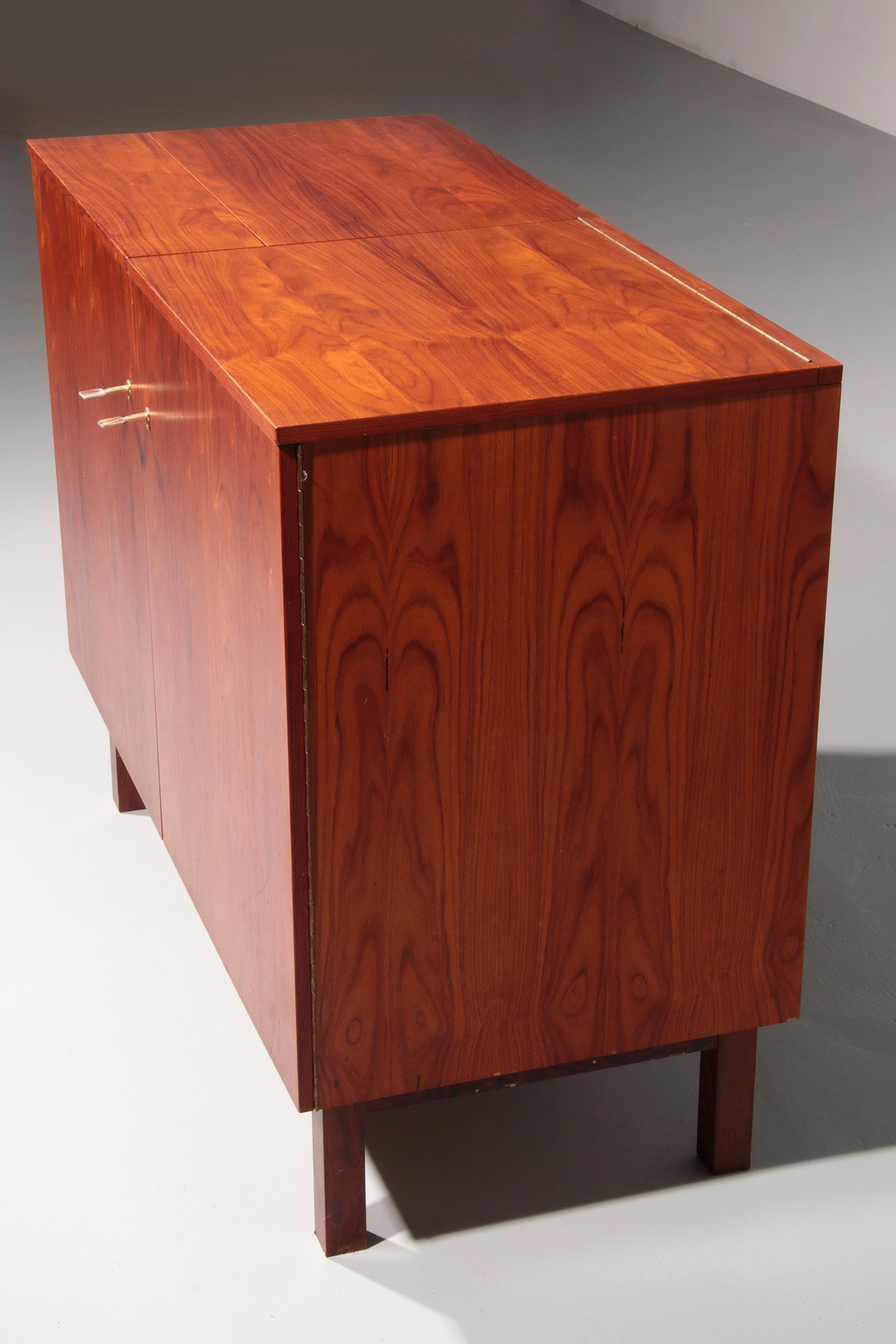 Teak Mini-bar scandinavo senza tempo con charme da metà secolo 1960 in vendita
