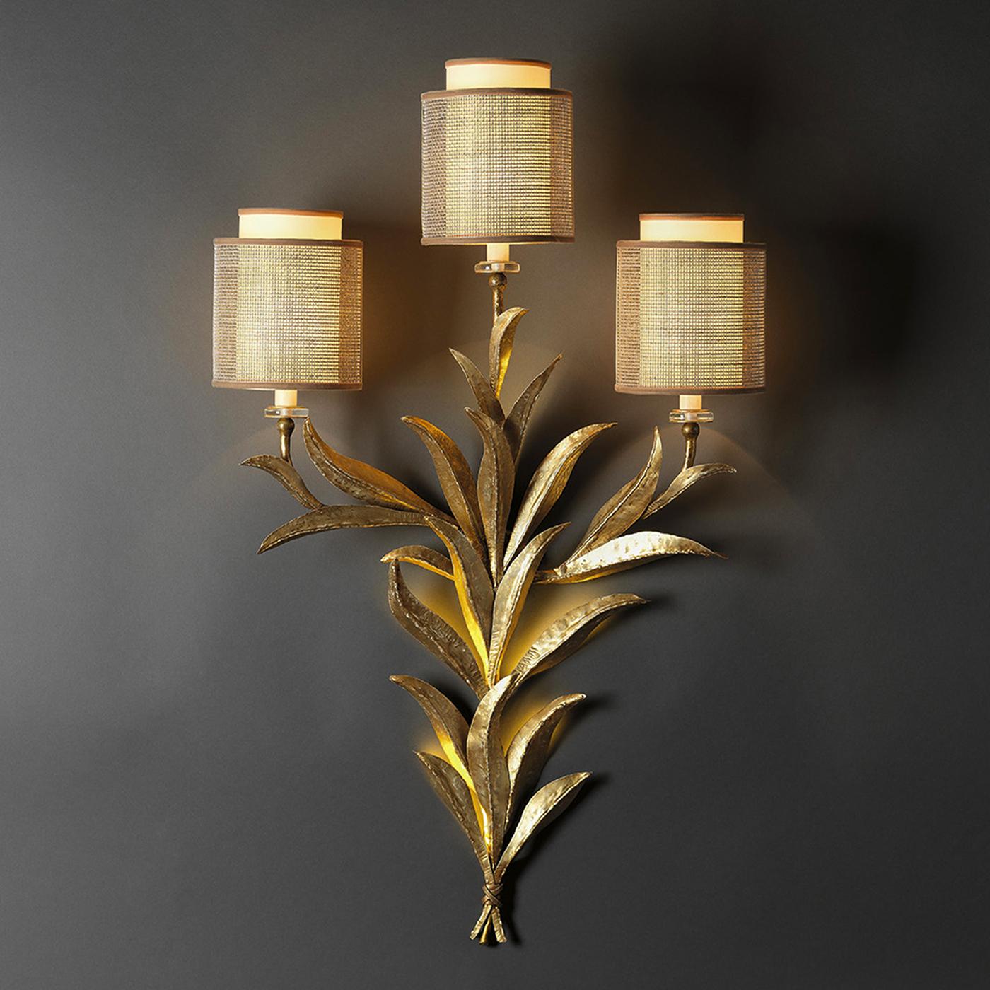 Este magnífico candelabro encarna la sofisticación de inspiración renacentista revisitada con sensibilidad moderna. Distintivo por su exquisita artesanía y las líneas sinuosas de su diseño, añadirá una llamativa decoración texturizada en una pared