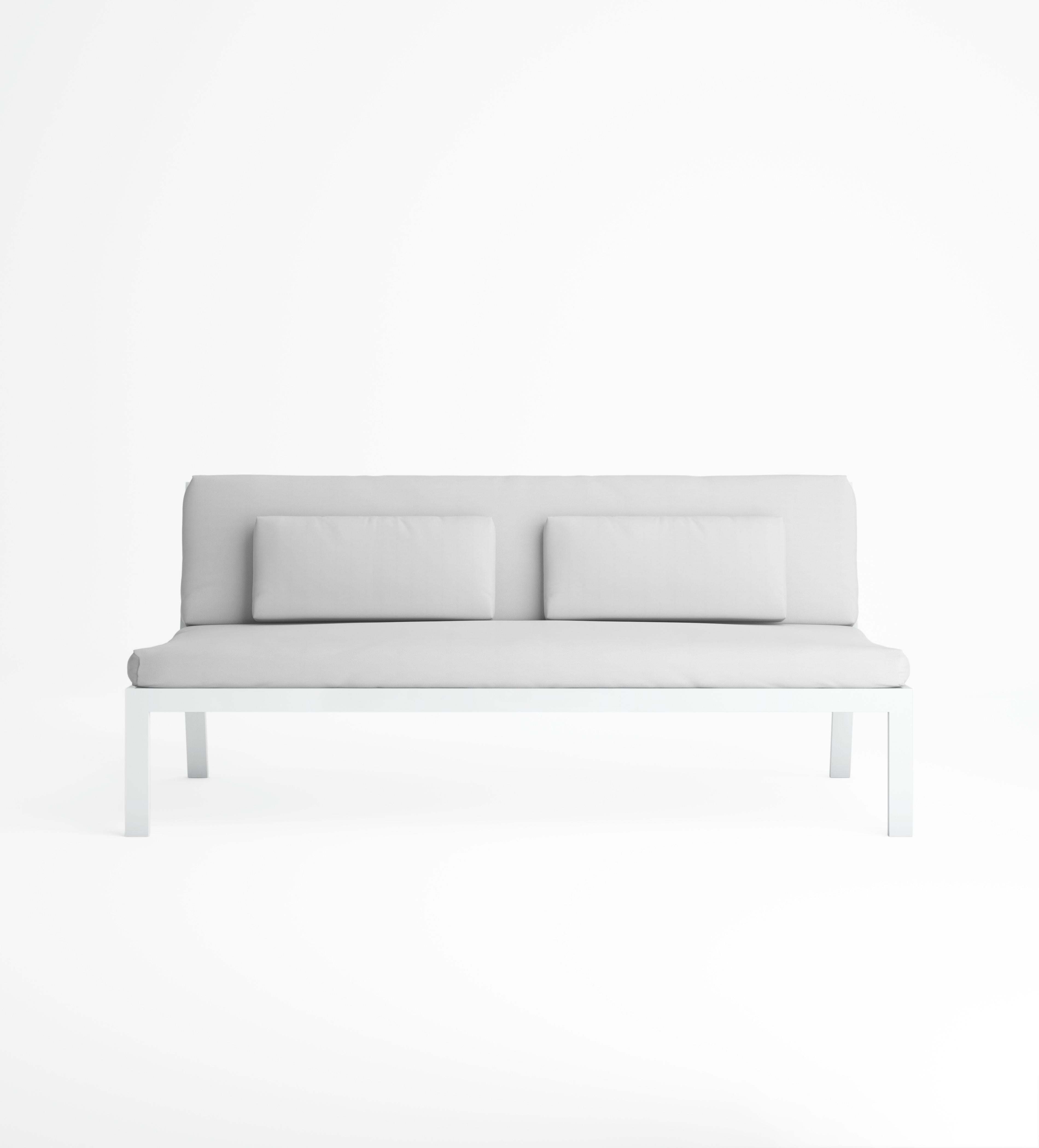 Timeless es la colección de mobiliario de exterior inspirada en el lenguaje arquitectónico racional de principios del siglo XX, diseñada por José A. Gandía-Blasco Canales y Borja García. Su diseño de formas discretas pero con carácter comunica