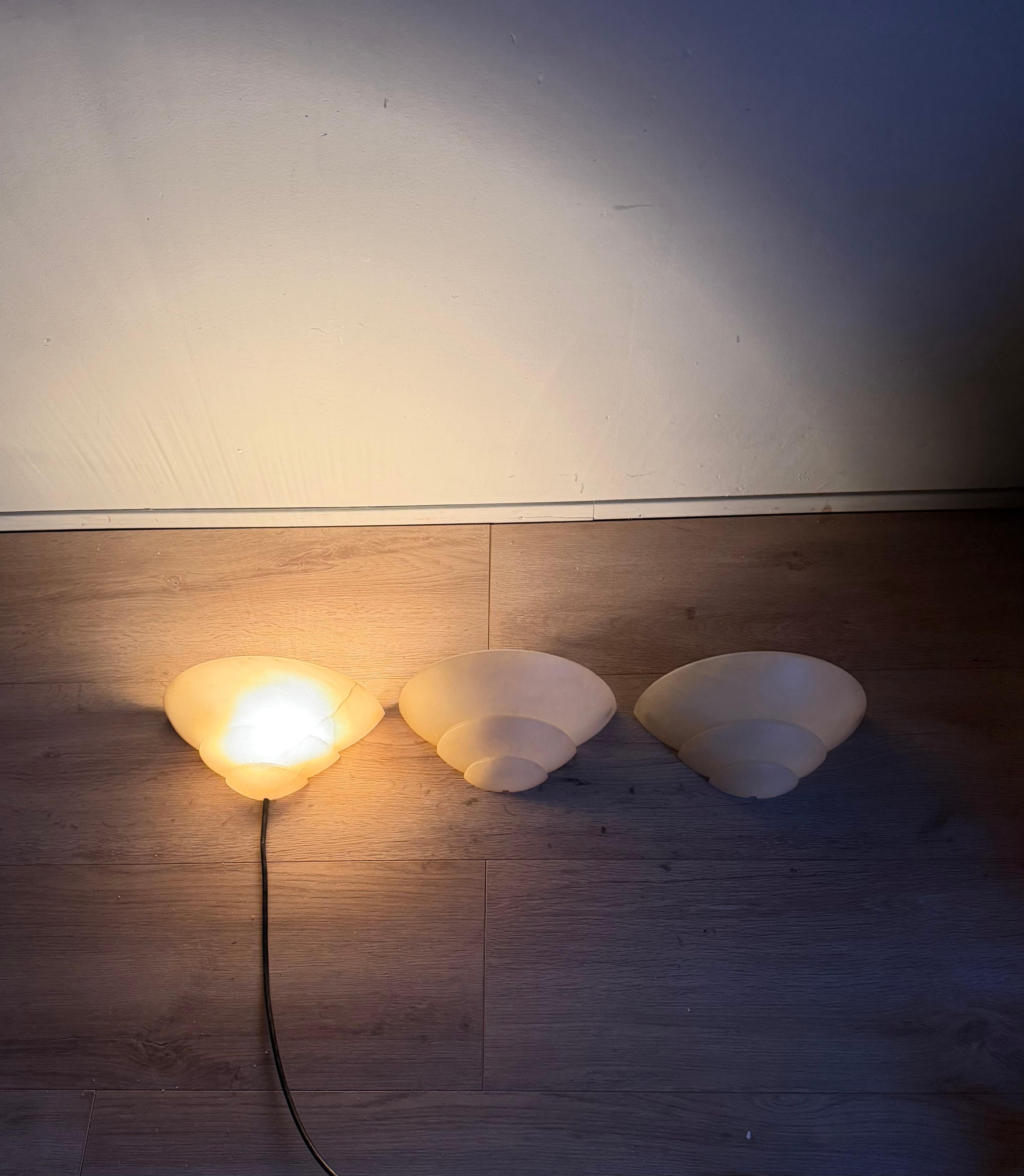 Conjunto intemporal de tres apliques de pared de alabastro de estilo Art Déco, apliques de luz en venta 3