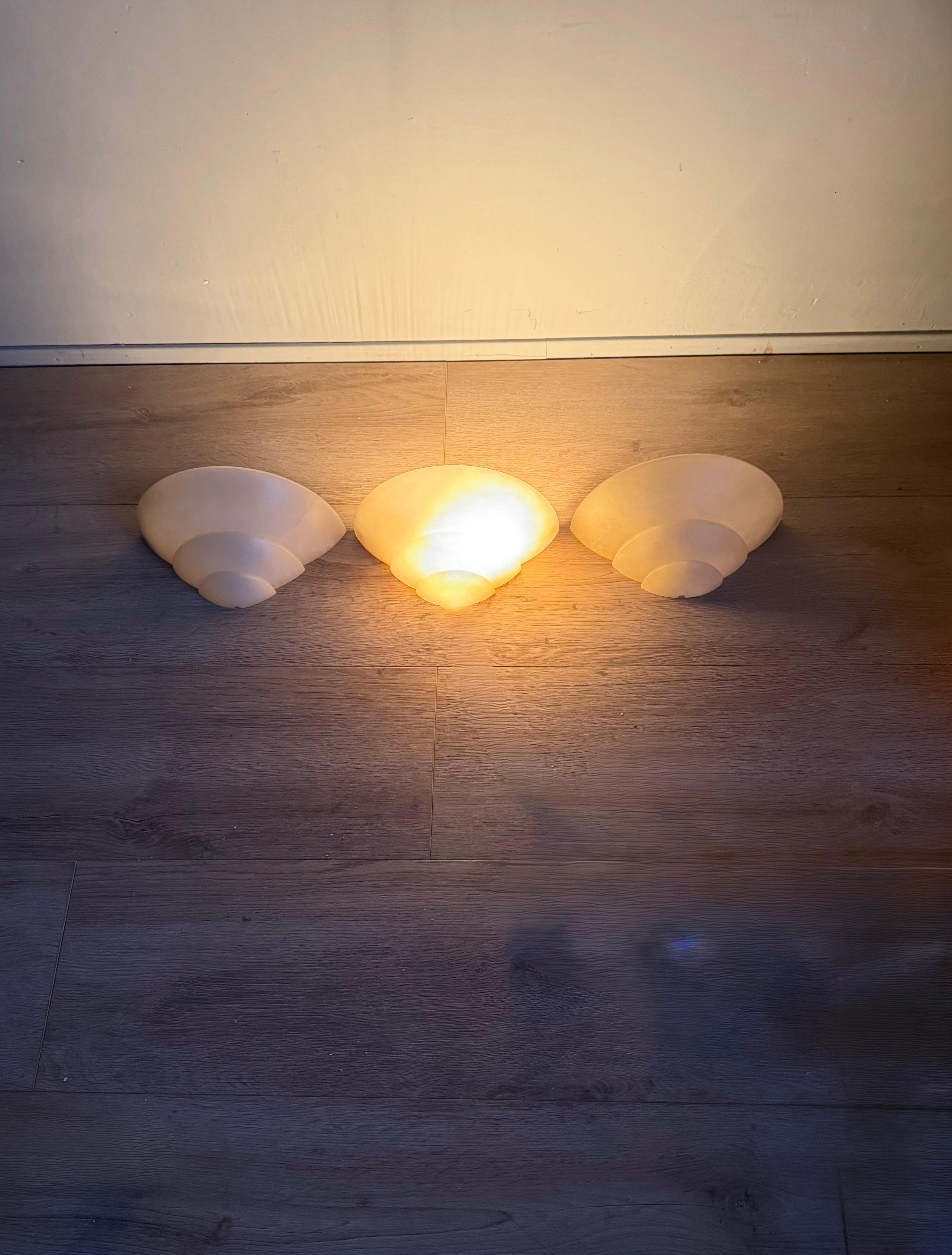 Conjunto intemporal de tres apliques de pared de alabastro de estilo Art Déco, apliques de luz en venta 5