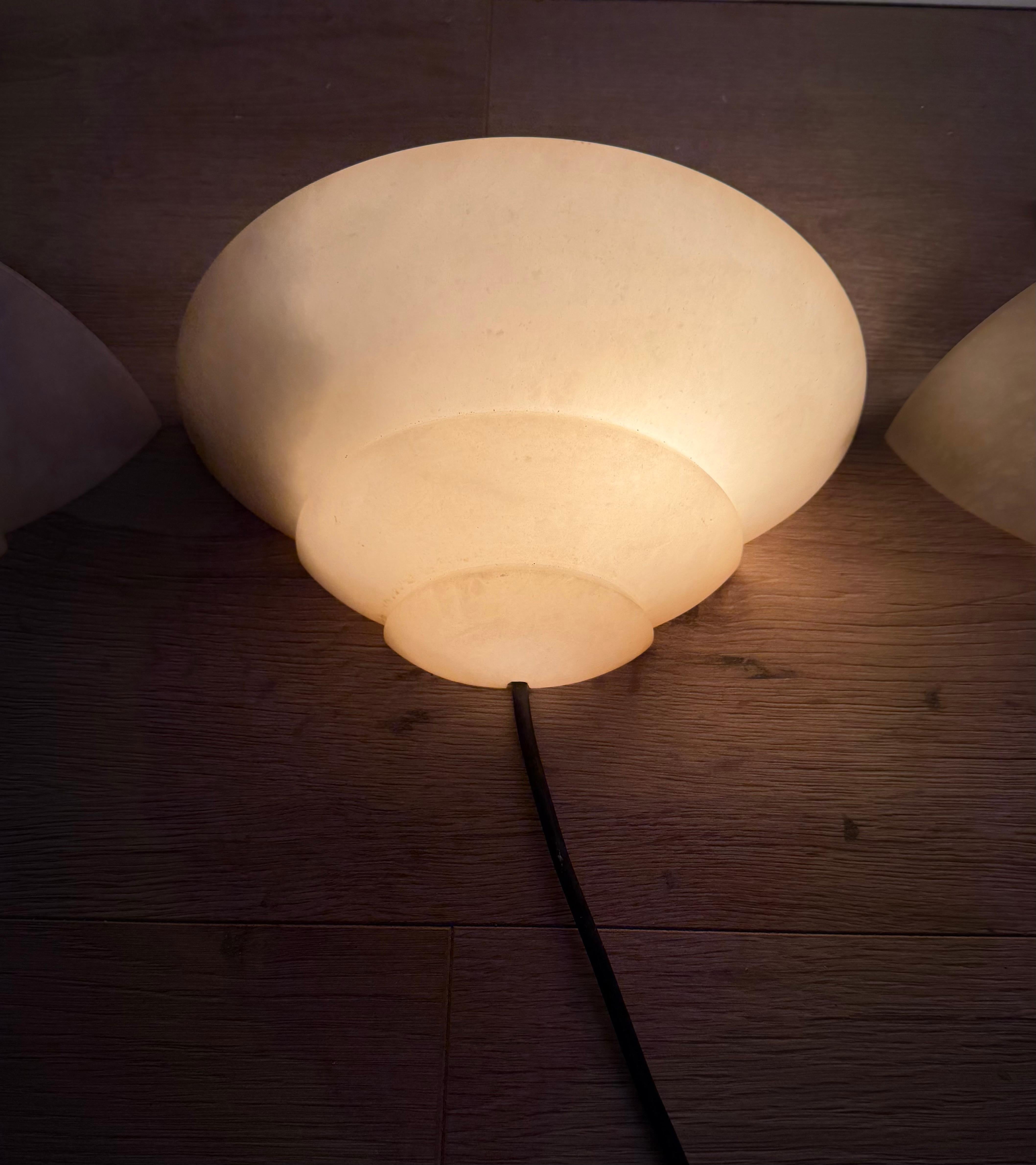 Conjunto intemporal de tres apliques de pared de alabastro de estilo Art Déco, apliques de luz en venta 8