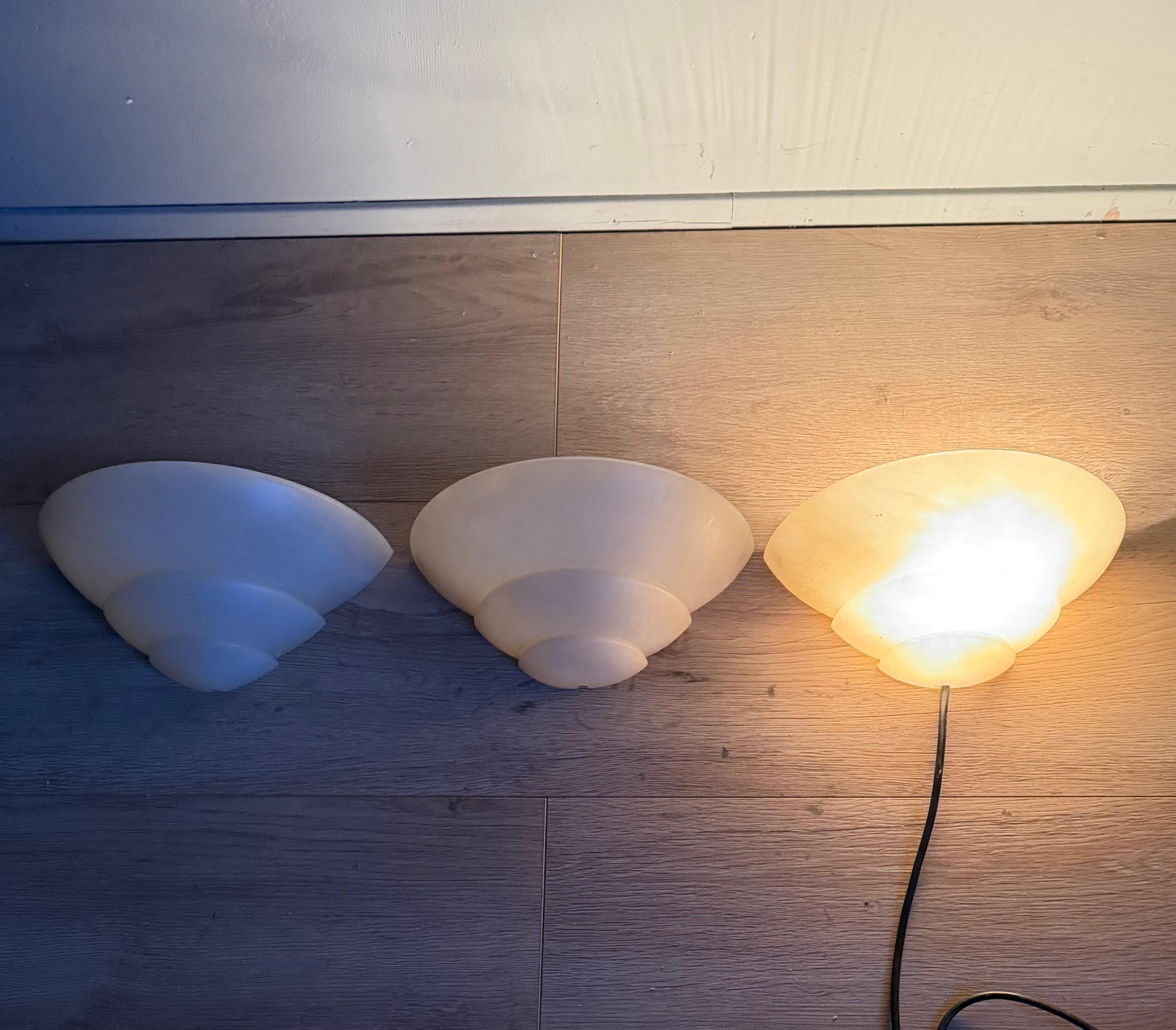 Conjunto intemporal de tres apliques de pared de alabastro de estilo Art Déco, apliques de luz en venta 9