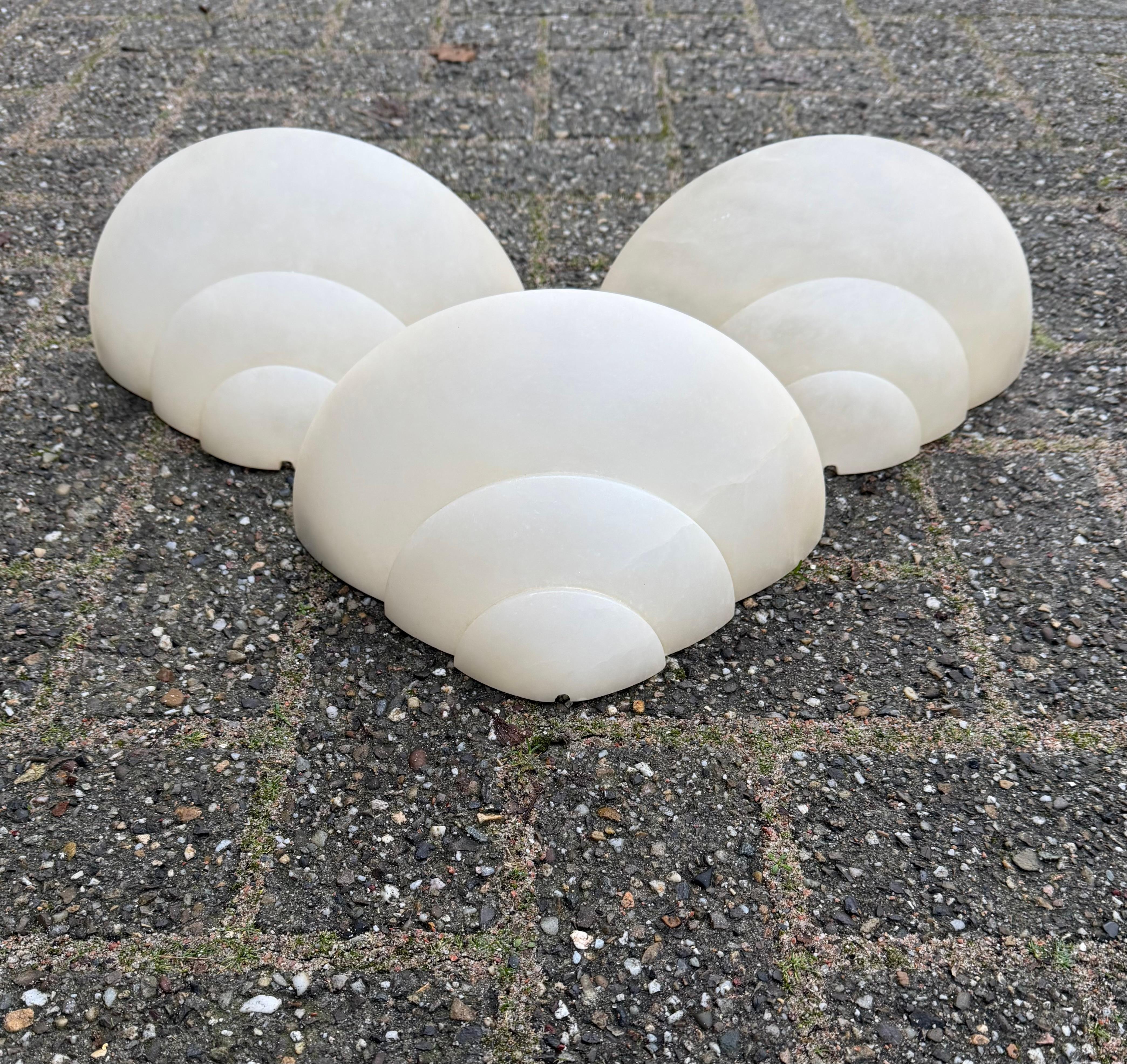 Conjunto intemporal de tres apliques de pared de alabastro de estilo Art Déco, apliques de luz Art Decó en venta