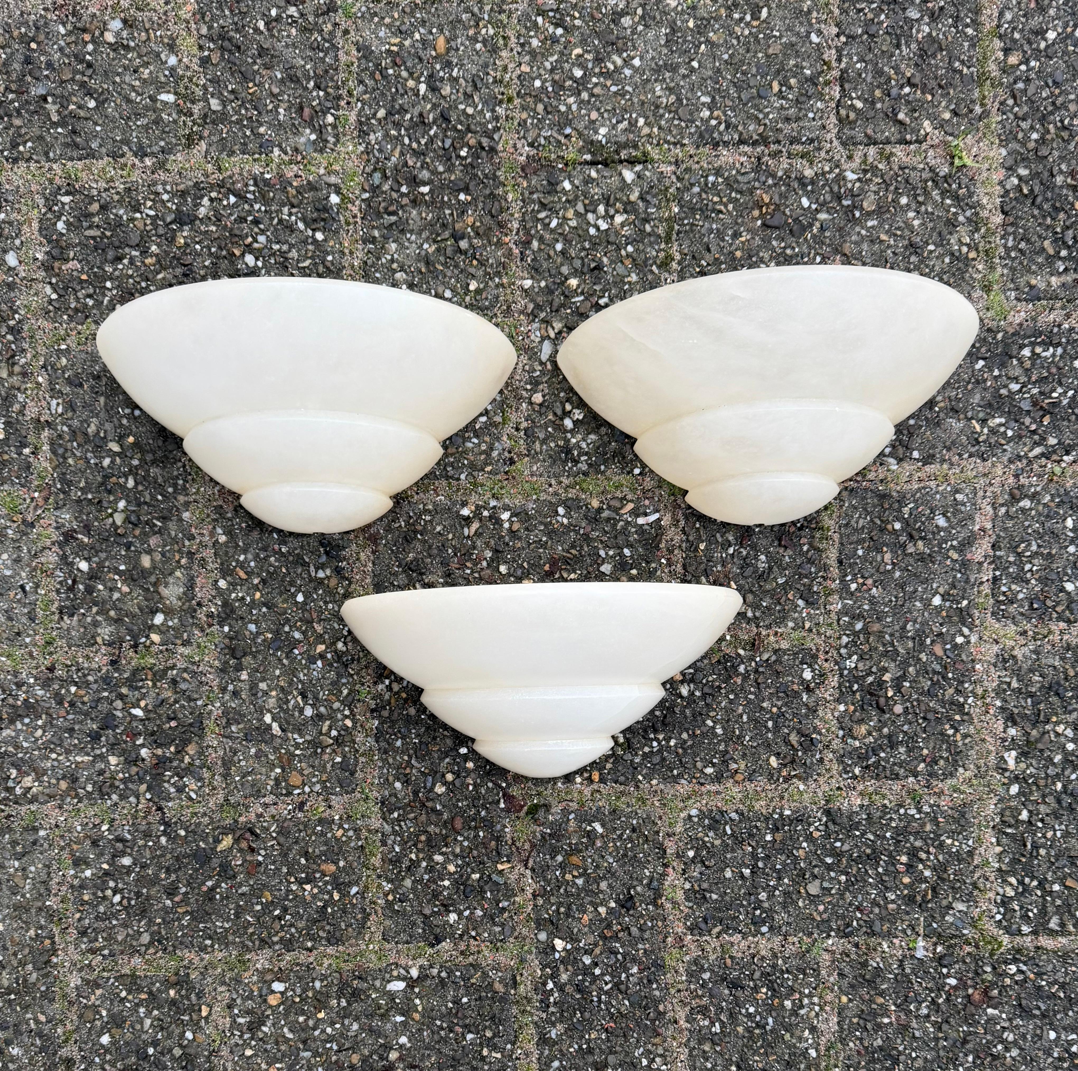 Conjunto intemporal de tres apliques de pared de alabastro de estilo Art Déco, apliques de luz Hecho a mano en venta