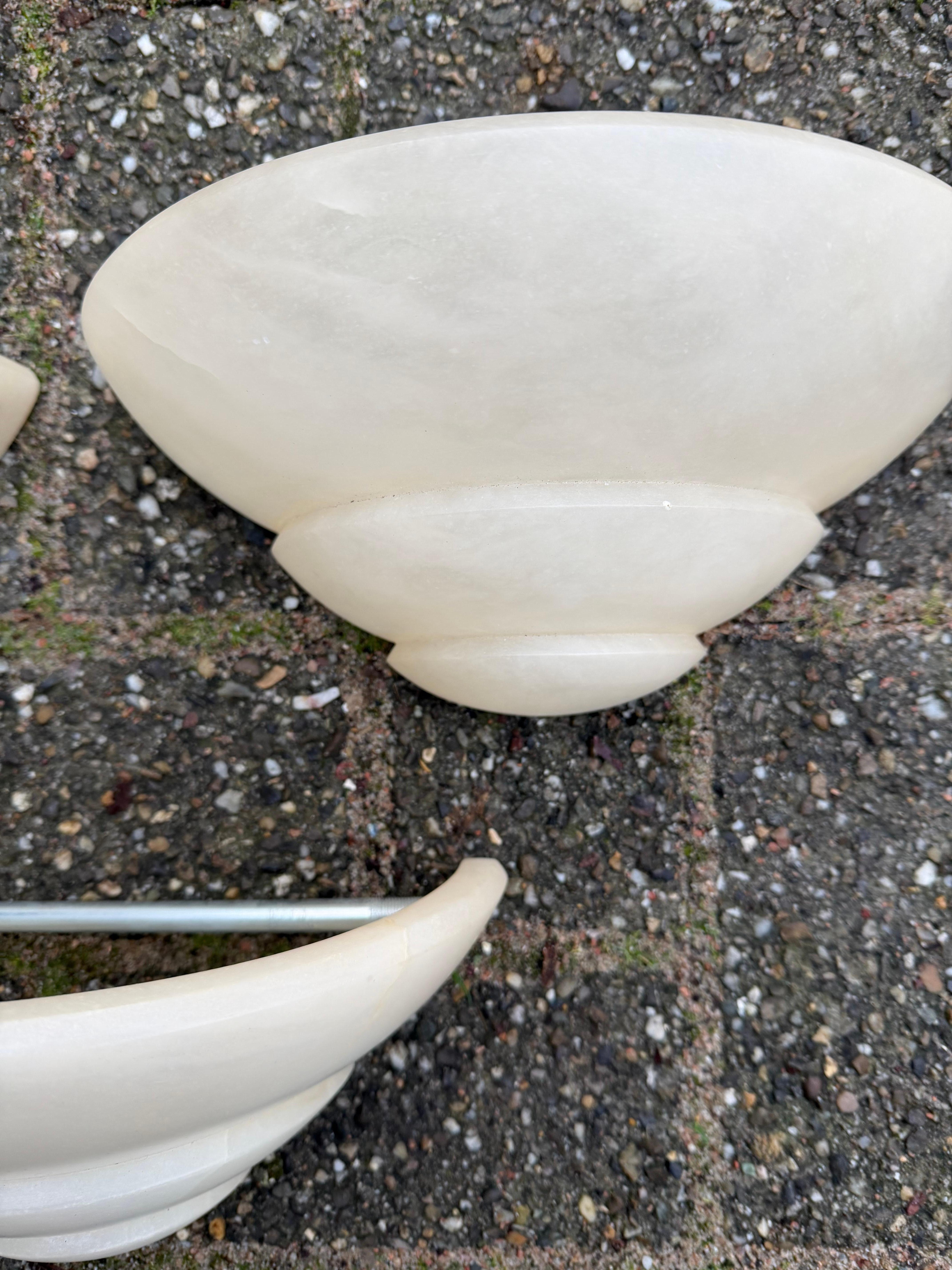 Conjunto intemporal de tres apliques de pared de alabastro de estilo Art Déco, apliques de luz en Bueno estado para la venta en Lisse, NL