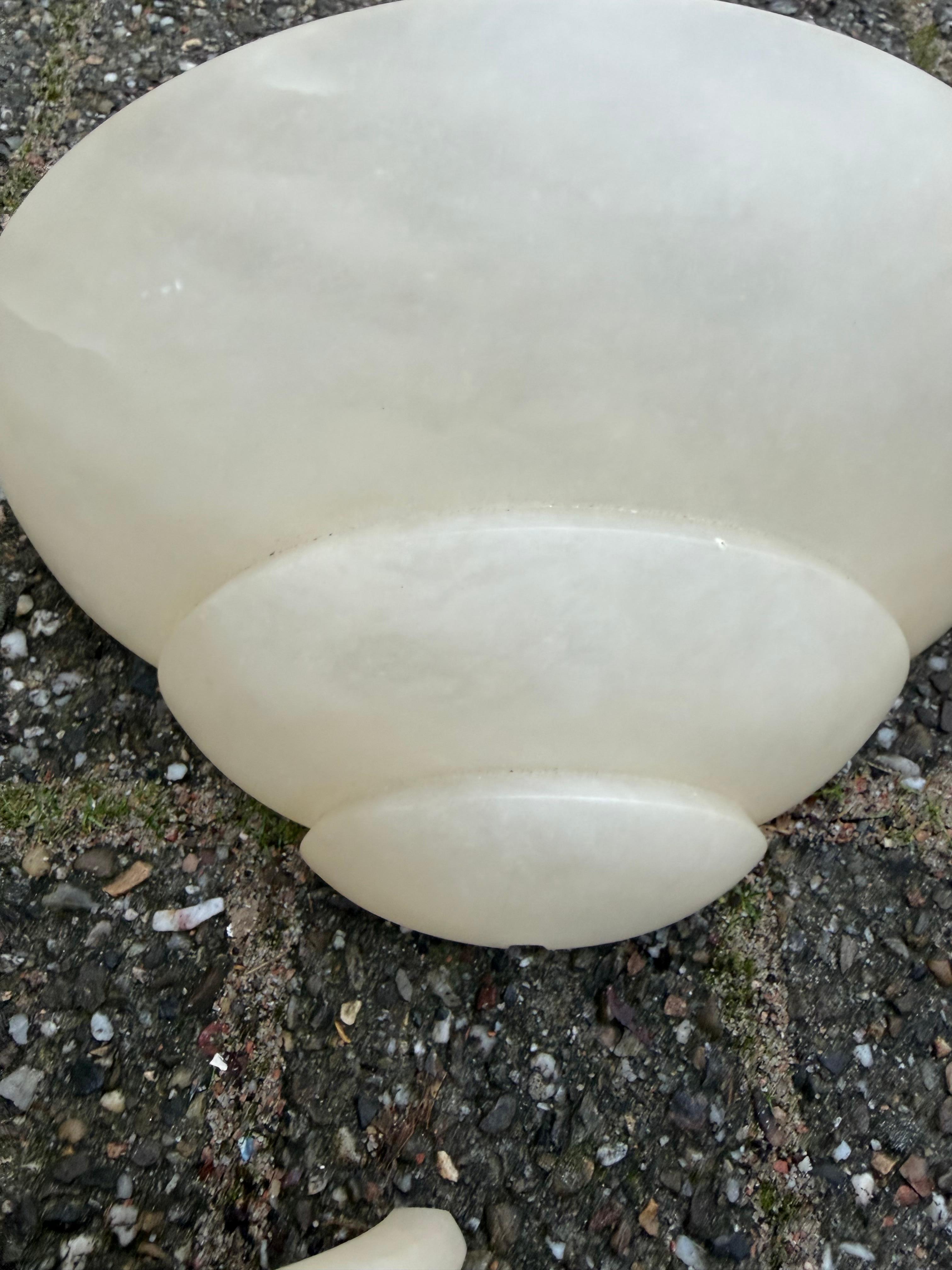 Conjunto intemporal de tres apliques de pared de alabastro de estilo Art Déco, apliques de luz siglo XX en venta