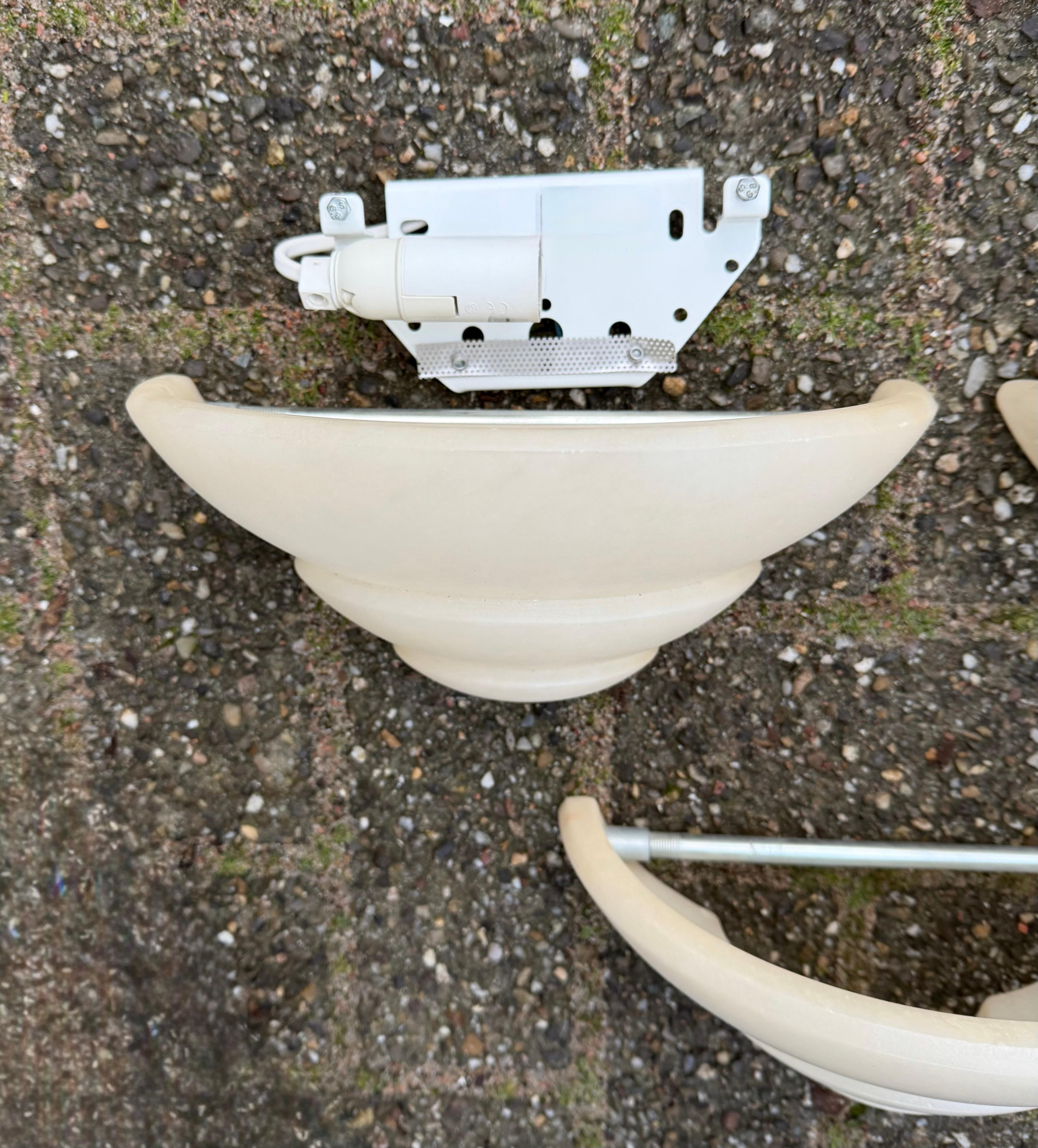 Conjunto intemporal de tres apliques de pared de alabastro de estilo Art Déco, apliques de luz Metal en venta