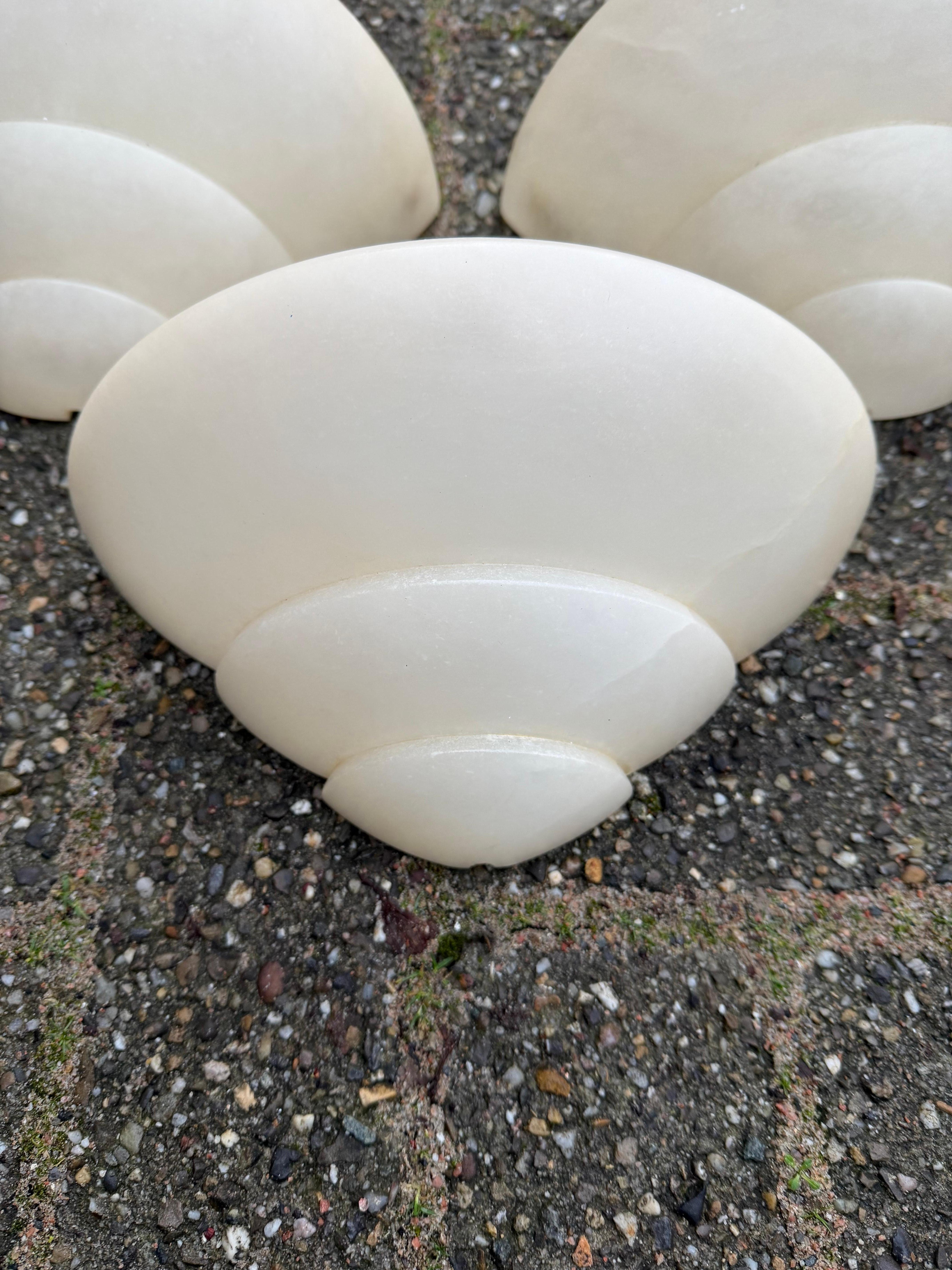 Conjunto intemporal de tres apliques de pared de alabastro de estilo Art Déco, apliques de luz en venta 1