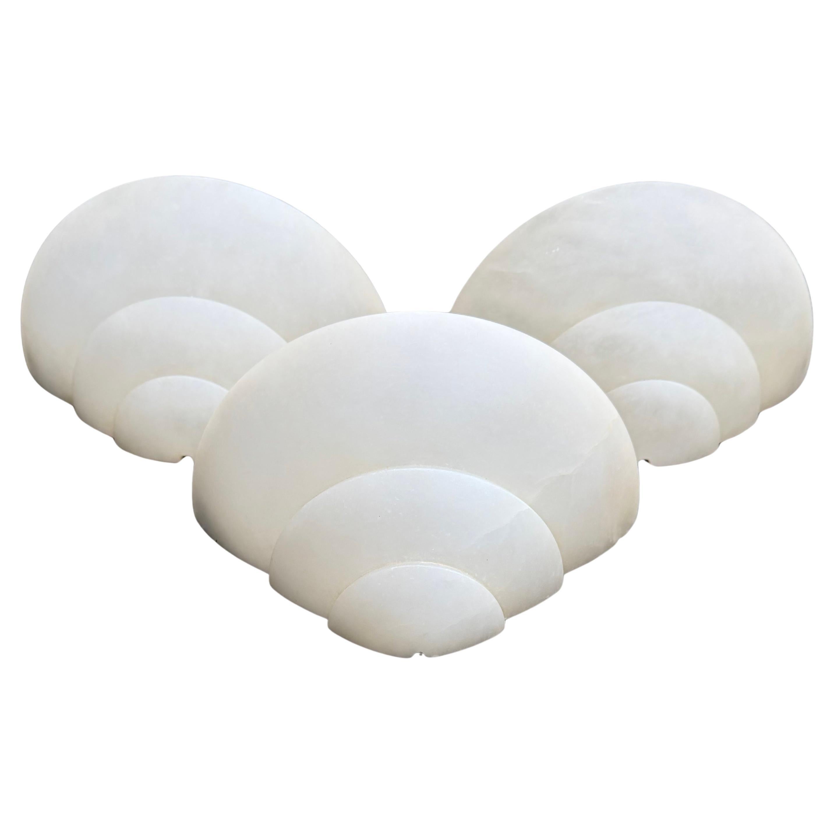 Timeless-art Set of Three Art Deco Alabaster Wall Sconces, Light Fixtures (jeu de trois appliques murales en albâtre de style Art déco)