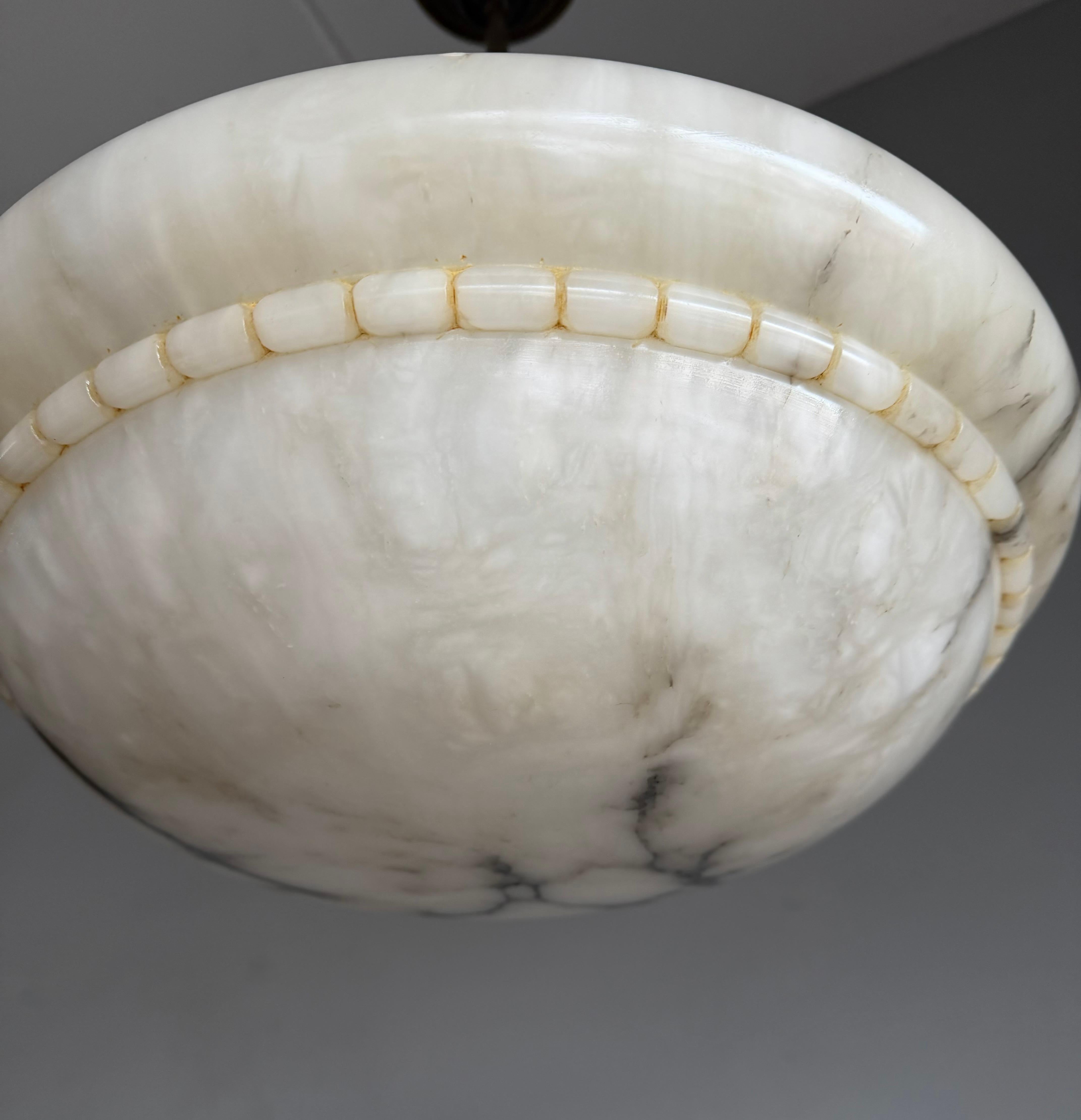 Un objet intemporel : Lampe suspendue en albâtre antique en parfait état. en vente 2