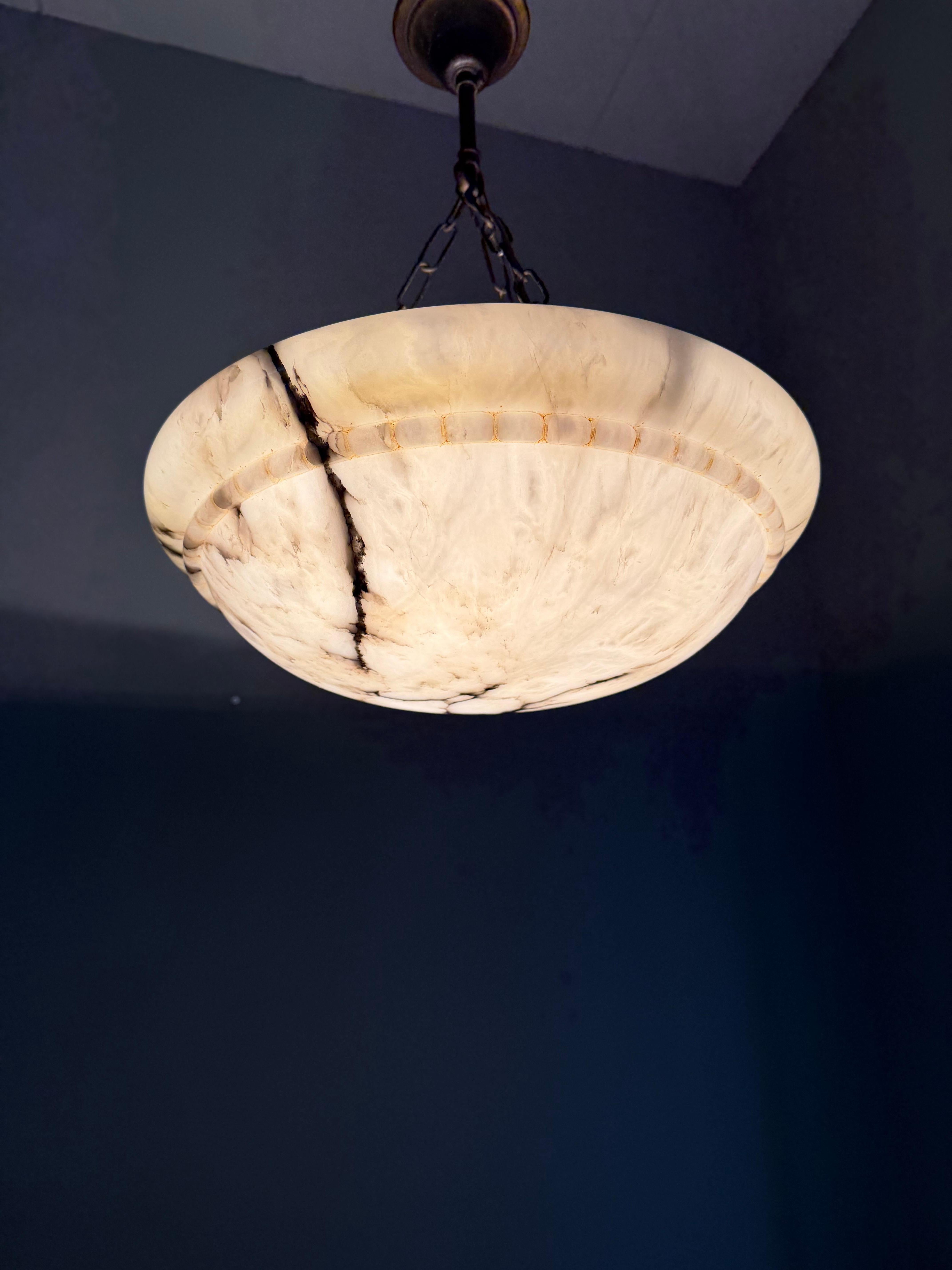 Un objet intemporel : Lampe suspendue en albâtre antique en parfait état. en vente 3