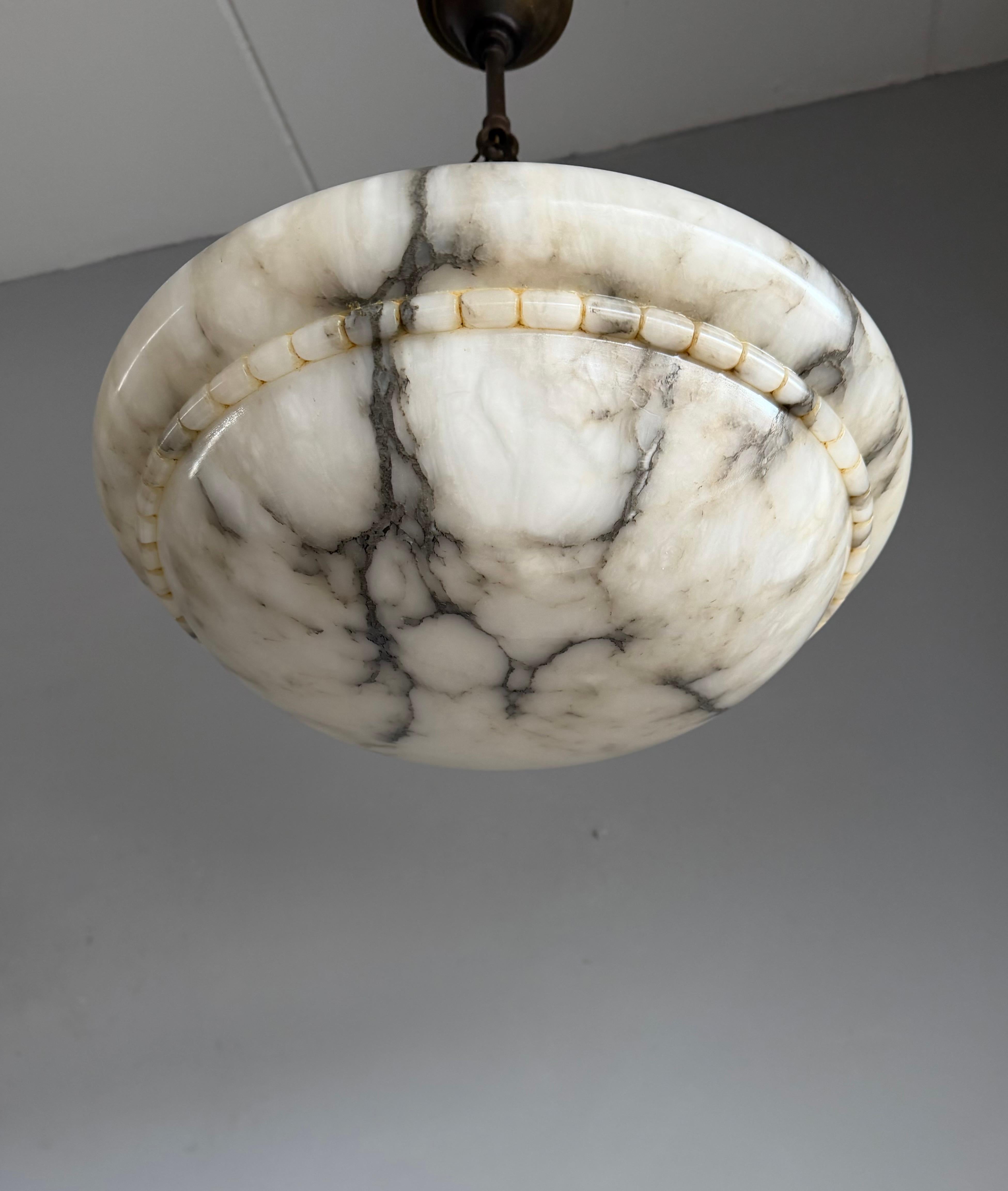 Lustre en albâtre en superbe état et au design intemporel.

Ce lustre en albâtre est d'une telle beauté. La taille est parfaite, l'état est excellent et le design ? Totalement intemporel. L'albâtre épais présente des veines noires audacieuses