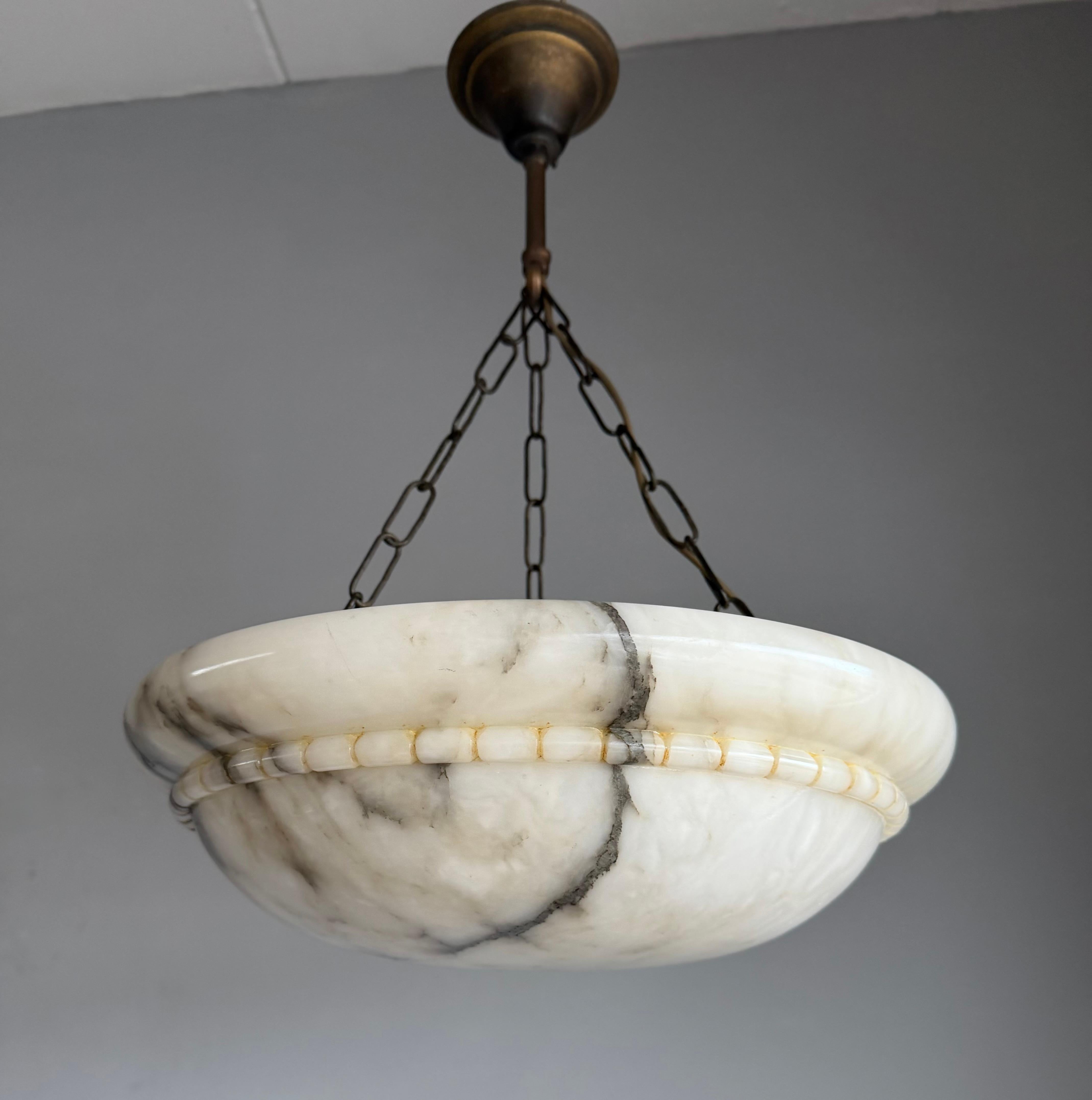 Art déco Un objet intemporel : Lampe suspendue en albâtre antique en parfait état. en vente