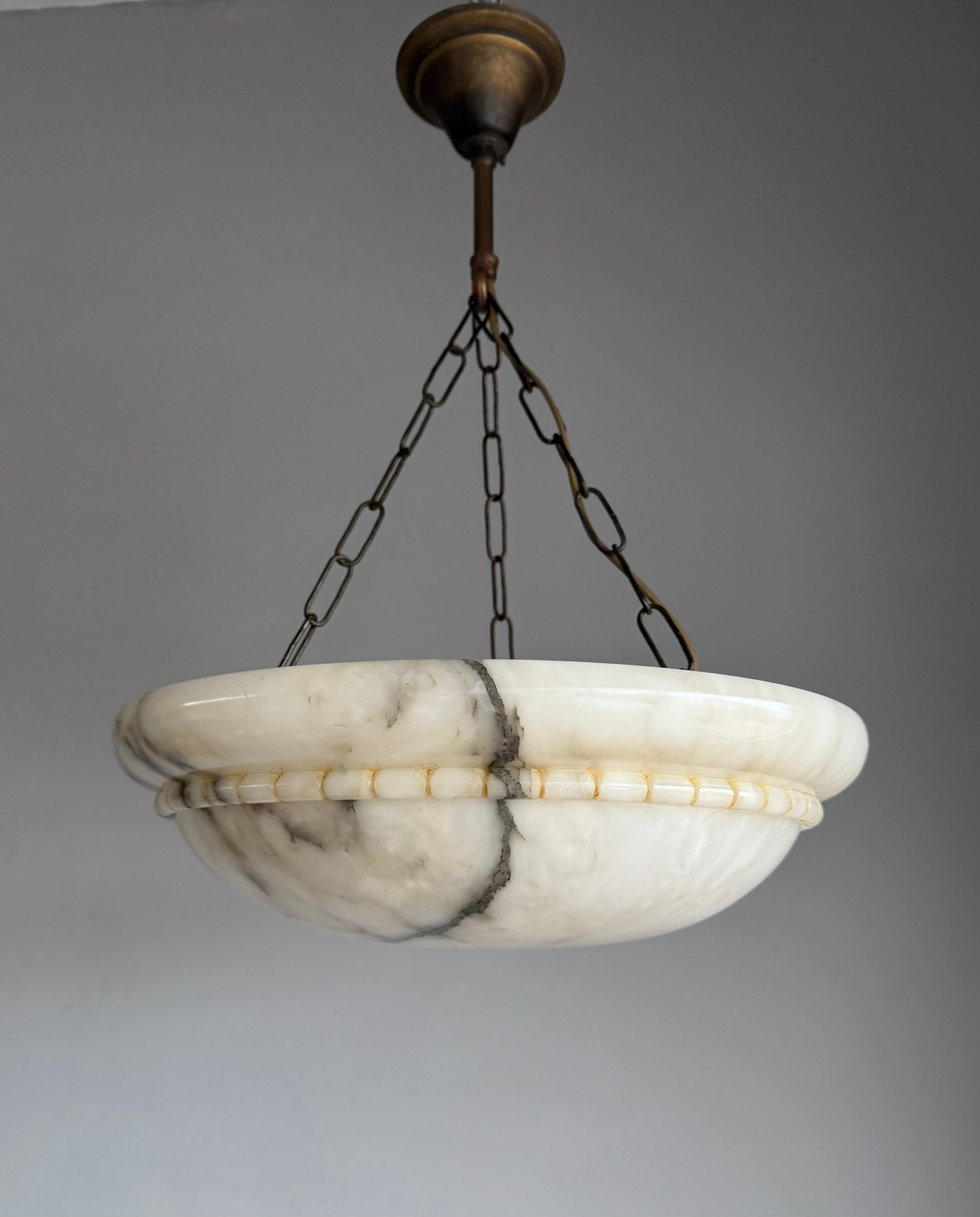 Européen Un objet intemporel : Lampe suspendue en albâtre antique en parfait état. en vente