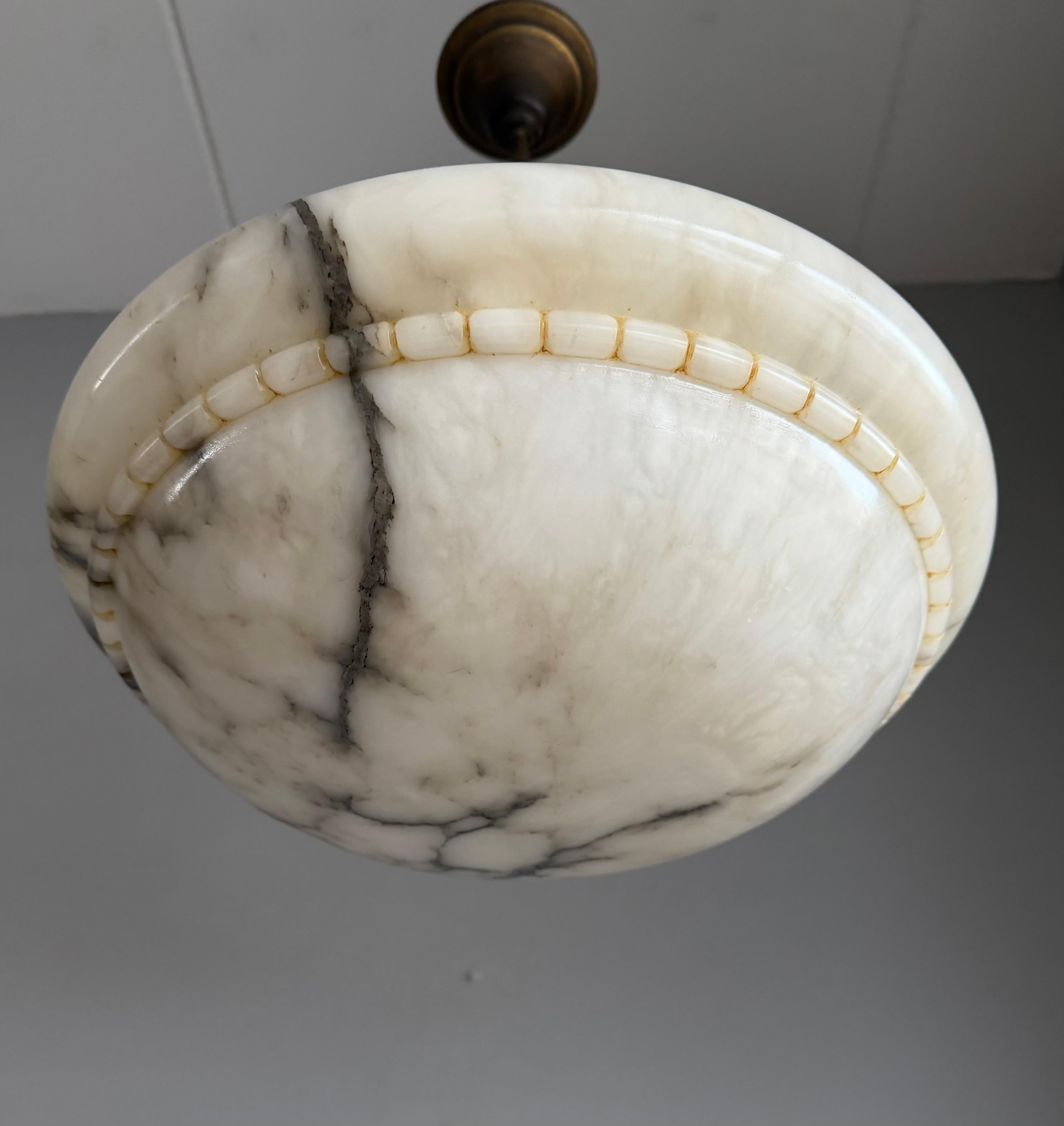 Sculpté à la main Un objet intemporel : Lampe suspendue en albâtre antique en parfait état. en vente