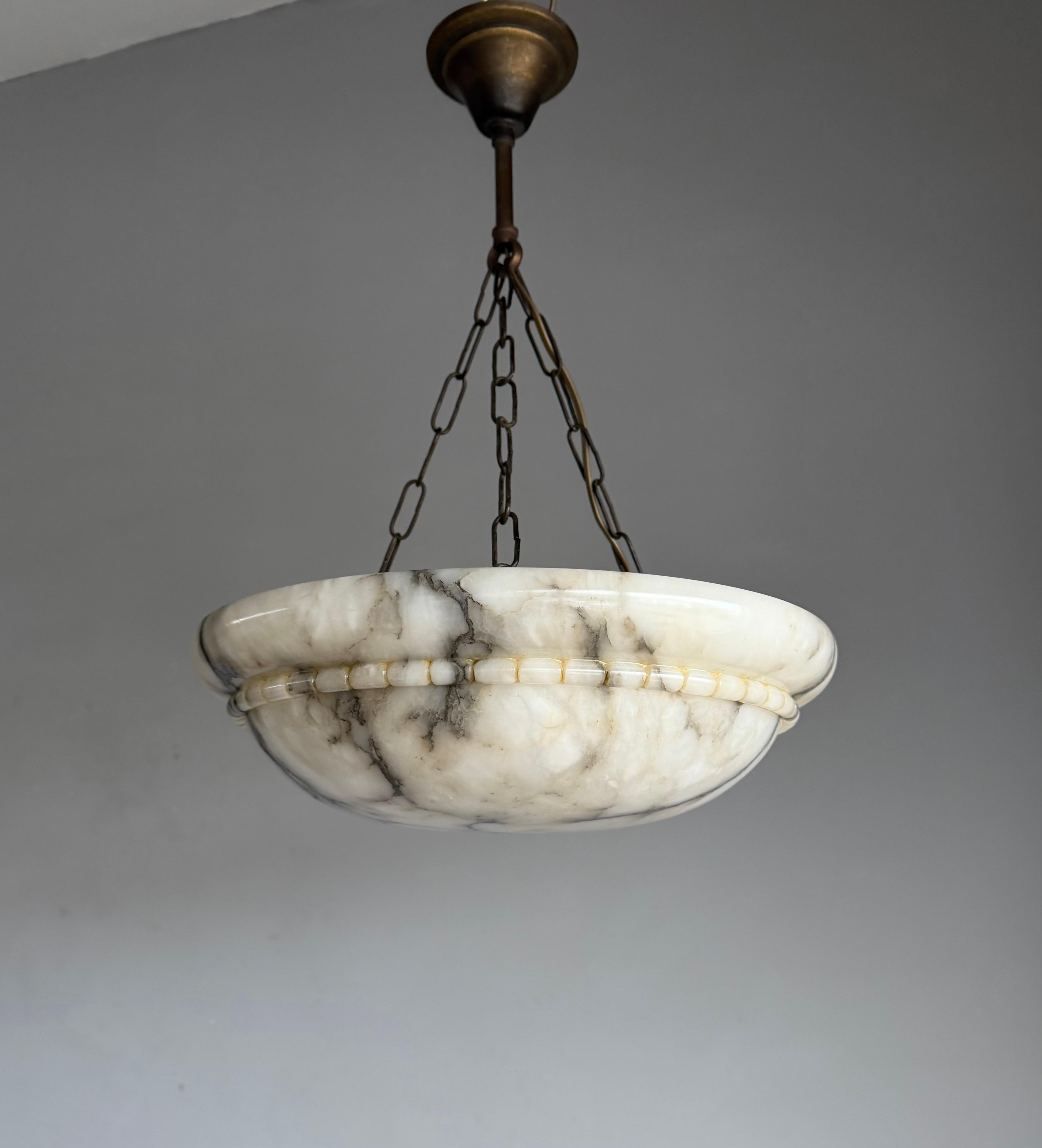 20ième siècle Un objet intemporel : Lampe suspendue en albâtre antique en parfait état. en vente