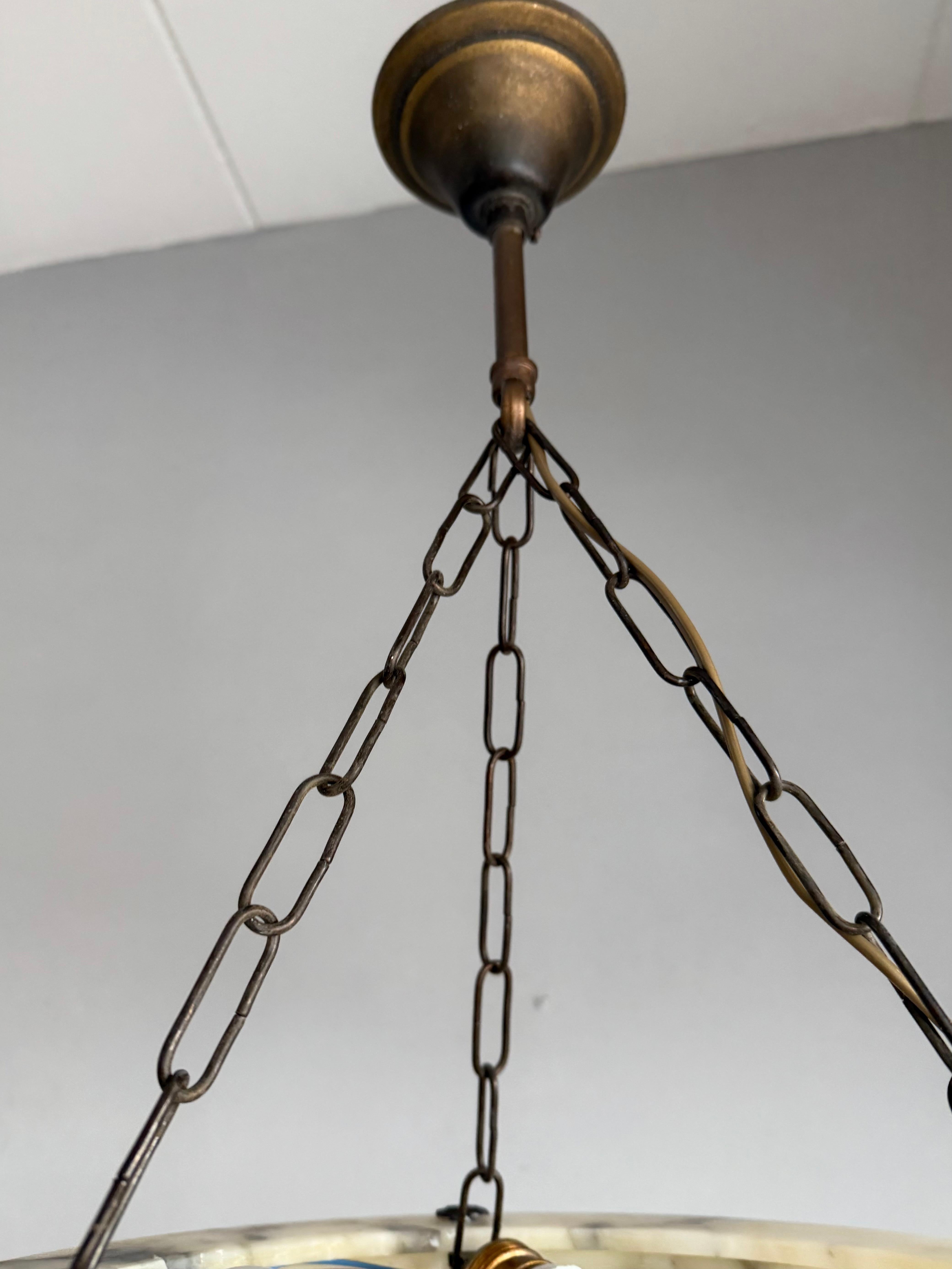 Laiton Un objet intemporel : Lampe suspendue en albâtre antique en parfait état. en vente