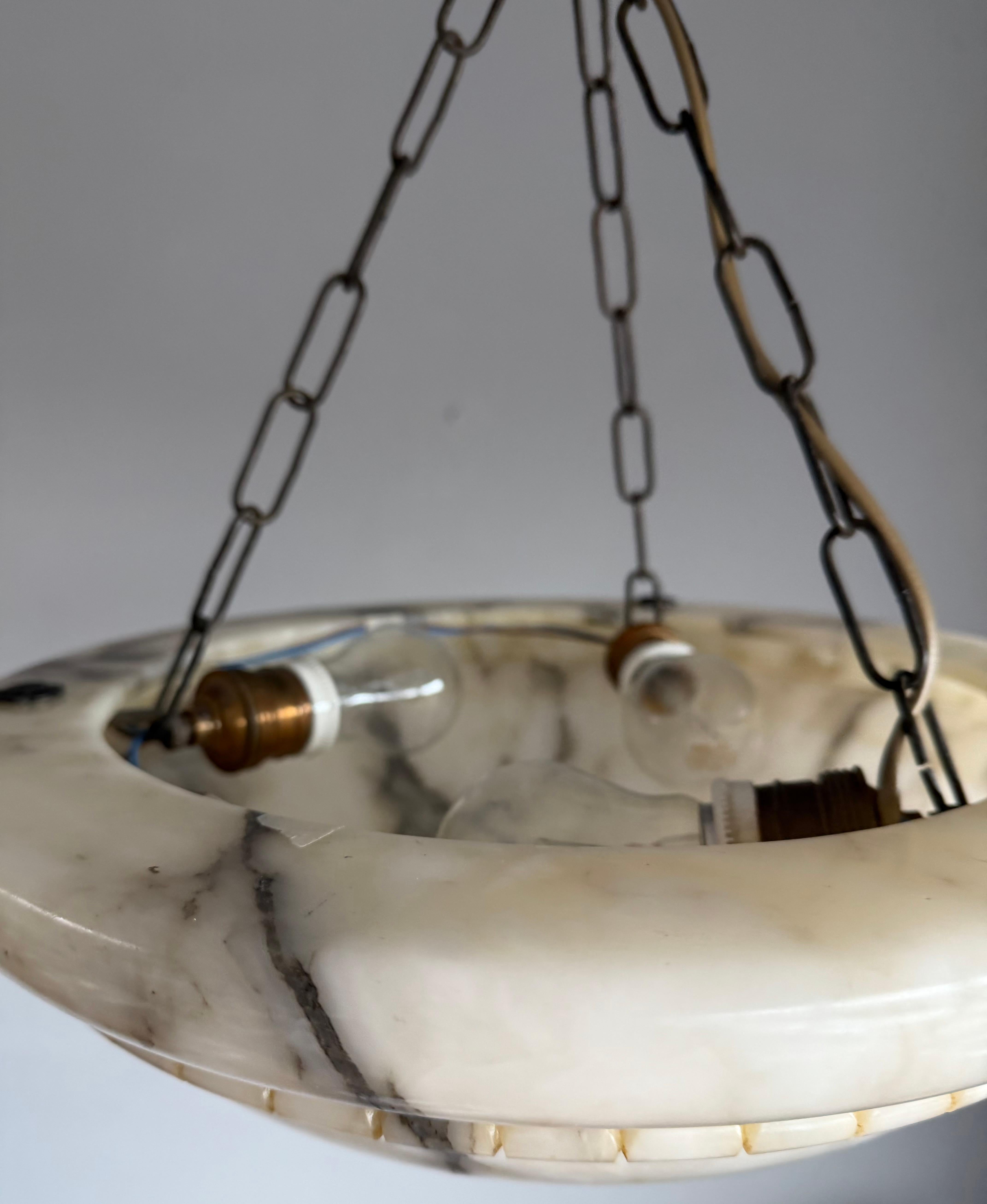 Un objet intemporel : Lampe suspendue en albâtre antique en parfait état. en vente 1