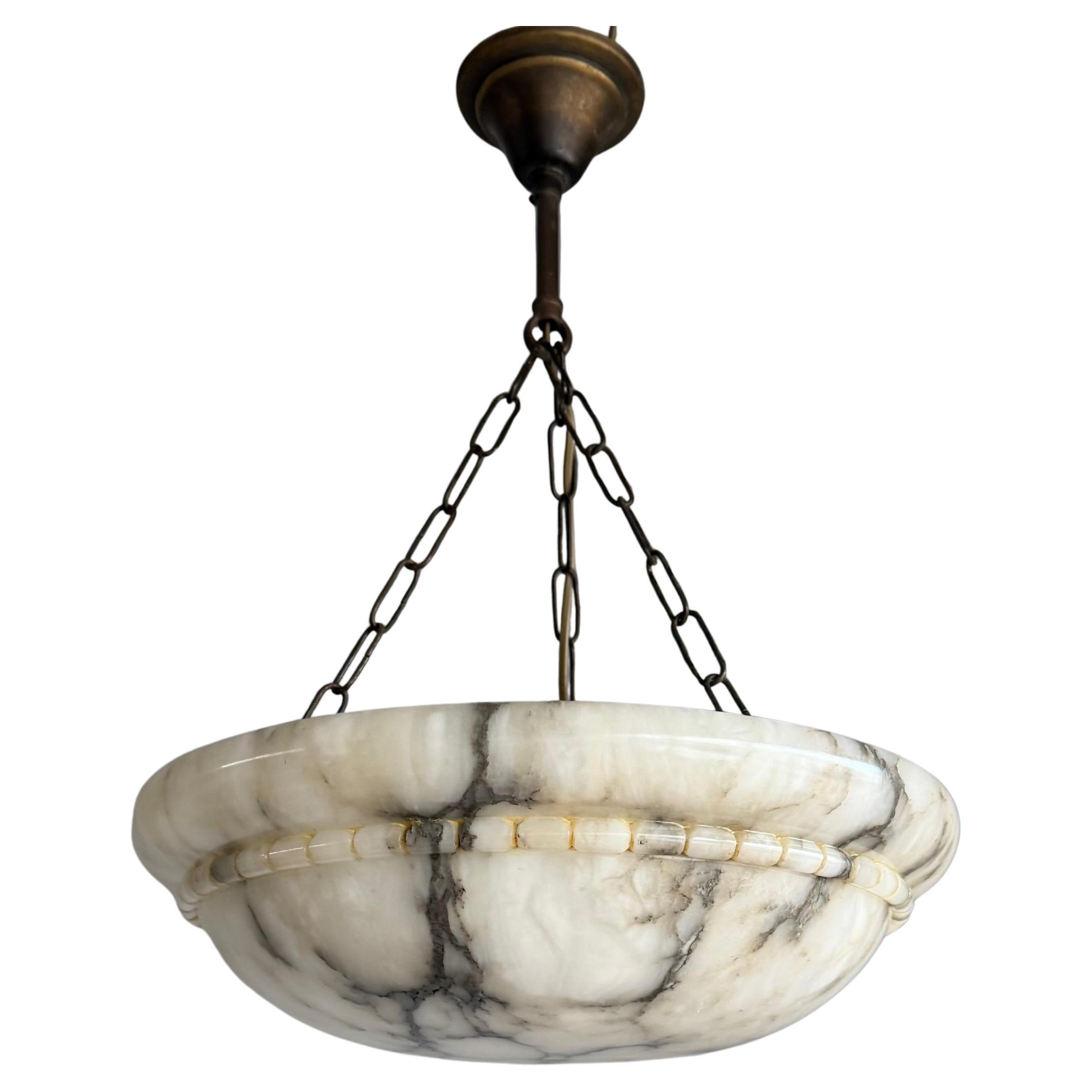 Un pezzo da novanta senza tempo: Lampada a sospensione in alabastro antico, in condizioni di conservazione perfette