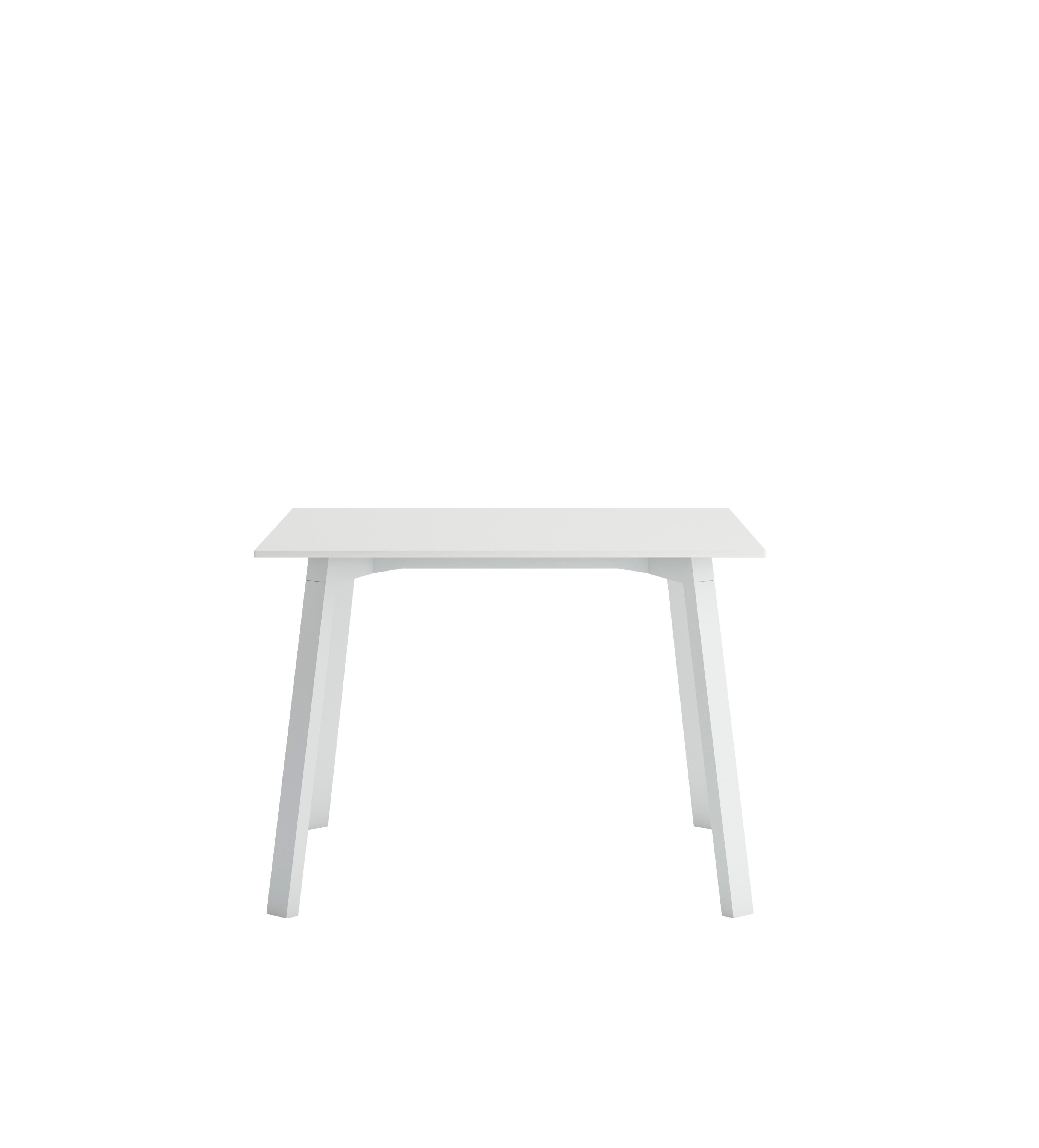 Timeless est la collection de meubles d'extérieur inspirée par le langage architectural rationnel du début du 20e siècle, conçu par José A. Gandía-Blasco Canales et Borja García. Son design aux formes discrètes mais de caractère communique