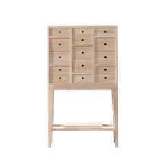 Armoire intemporelle en chêne massif offrant un espace de rangement pratique