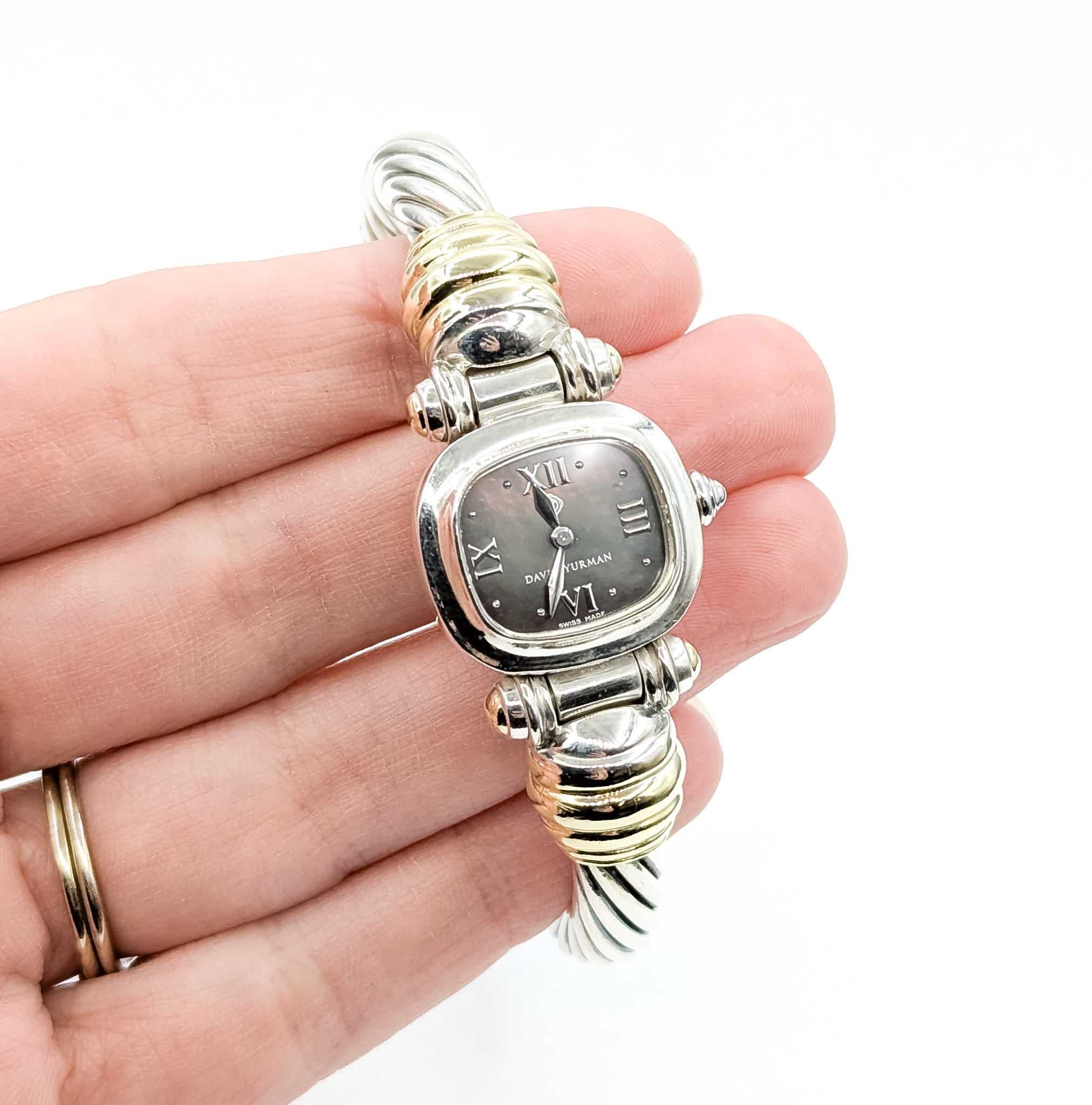 Ti presentiamo questo squisito orologio realizzato in SS/14ky dal rinomato designer David Yurman. Questo orologio incarna eleganza e funzionalità, rendendolo un'aggiunta di spicco a qualsiasi collezione. Il suo design elegante è caratterizzato da