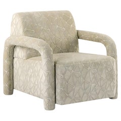 Sillón artesanal intemporal con reposabrazos tubulares en lujoso terciopelo jacquard