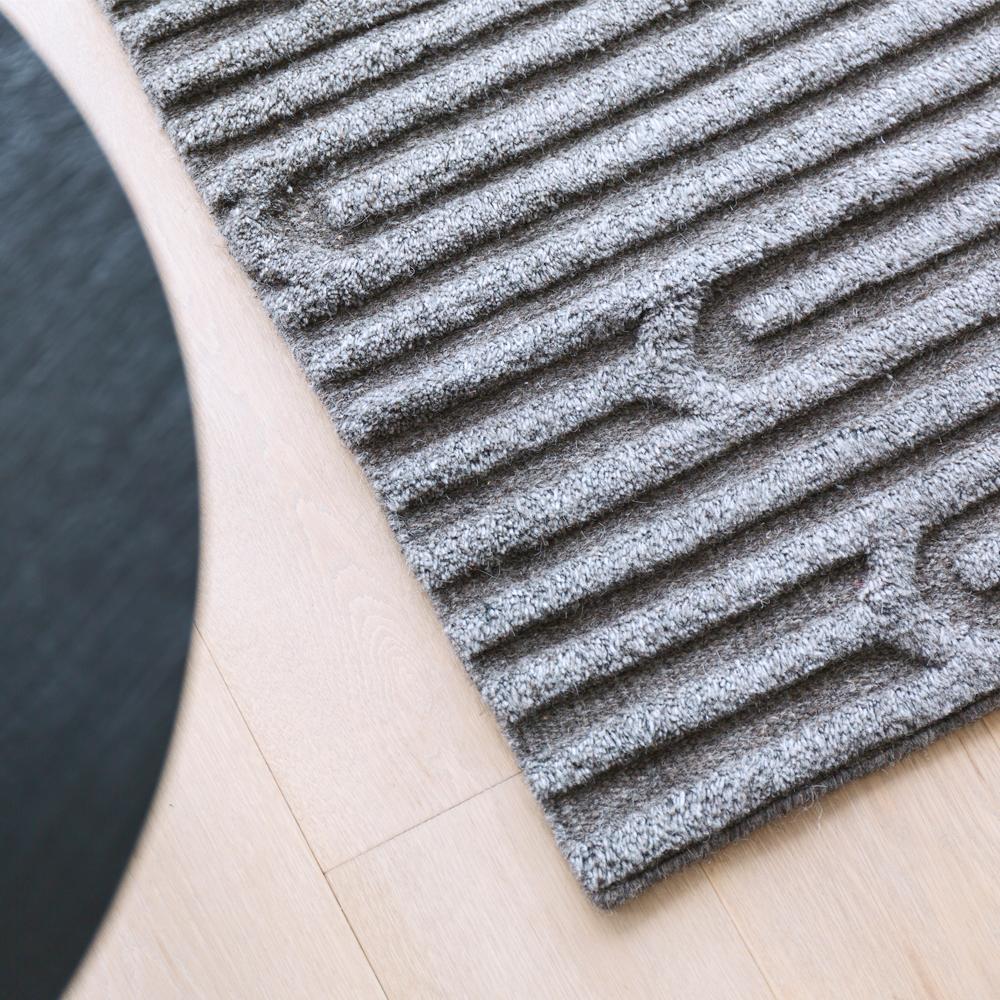 Anpassbarer Labyrinthgewebe-Teppich im zeitlosen Stil in Cinder Large (Art déco)