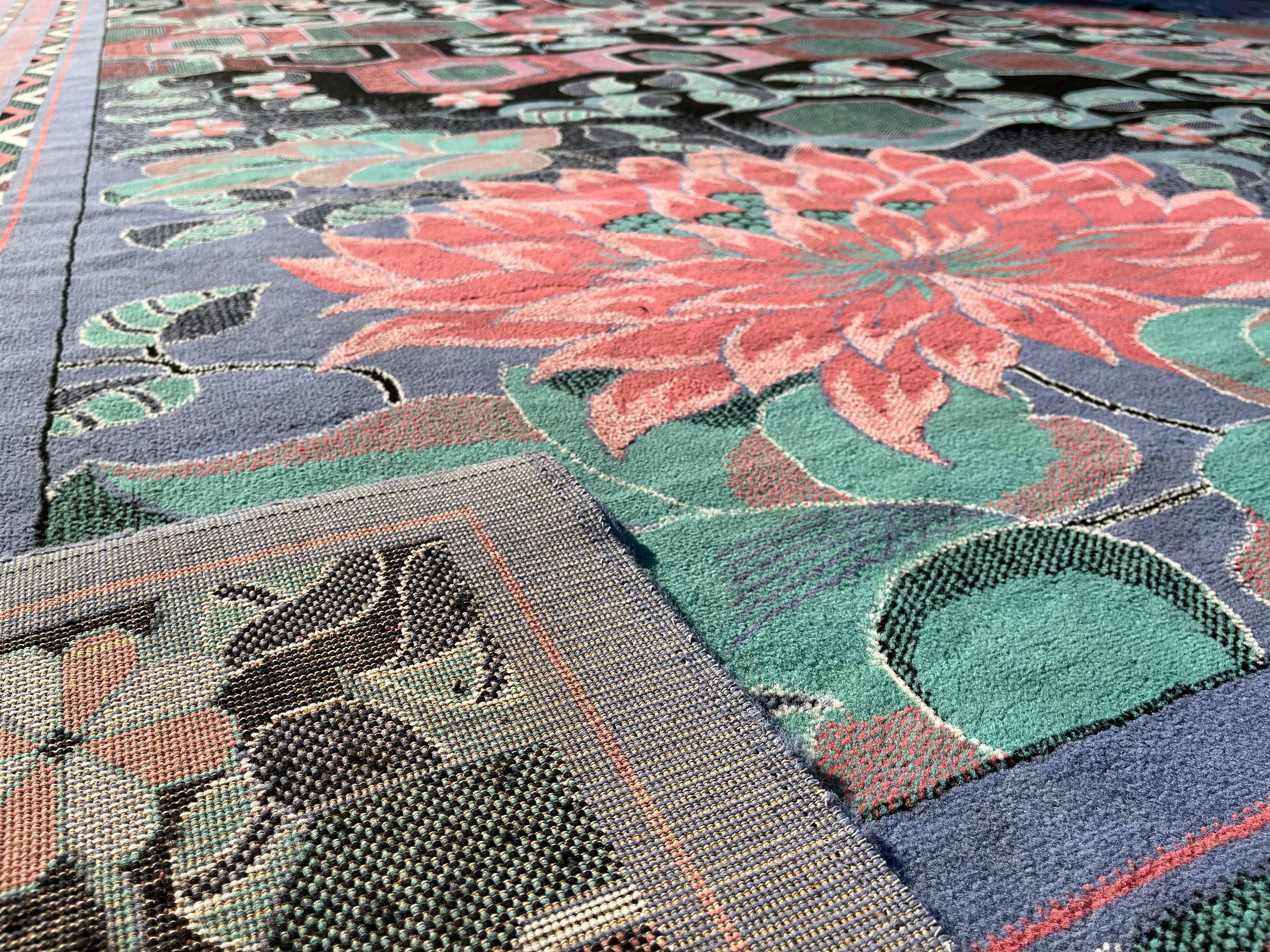 Zeitloser synthetischer Teppich, inspiriert vom berühmten Künstler William Morris