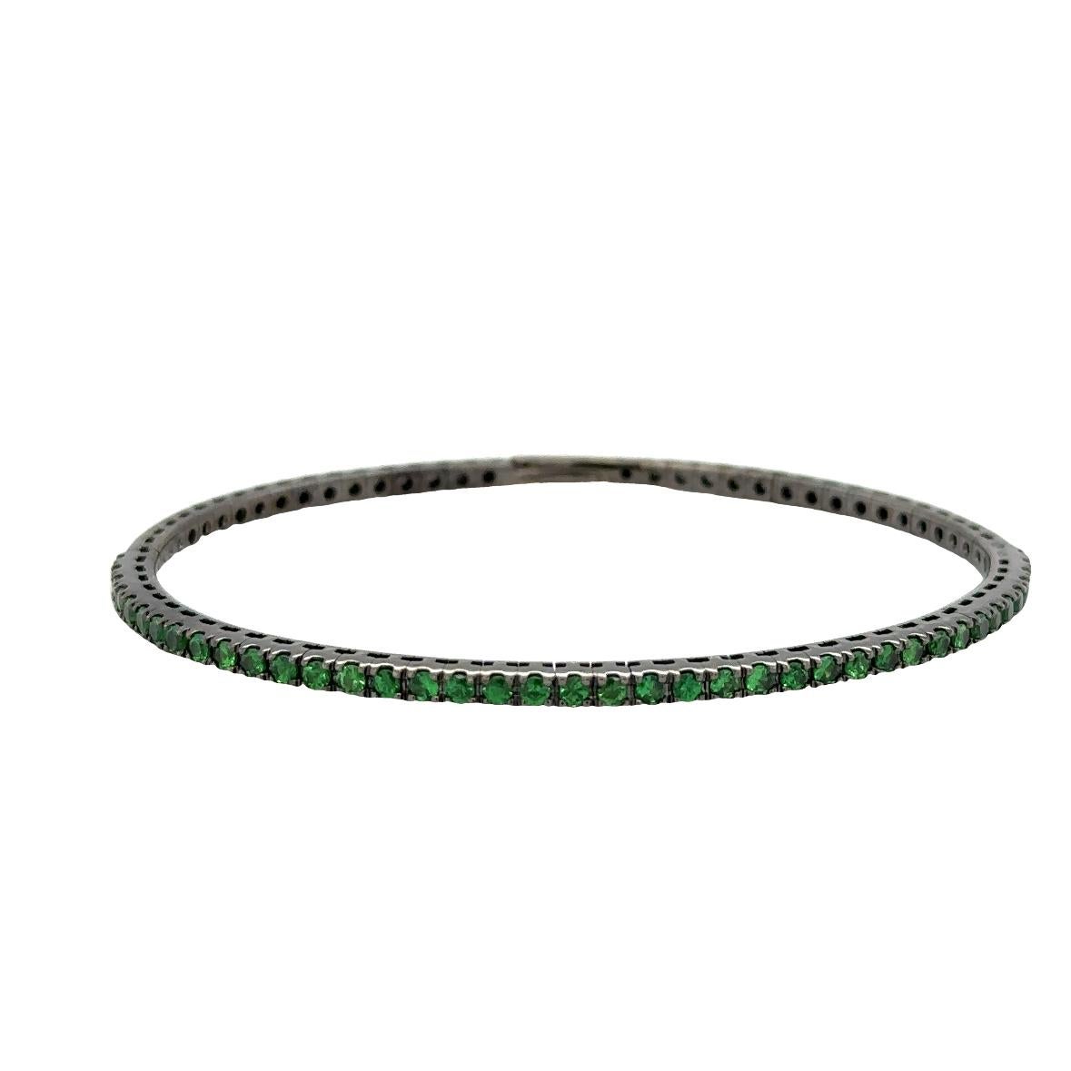 Round Cut TIMELESS Tennis Bracelet in 18K White Gold with Black Rhodium and Green Tsavorit For Sale