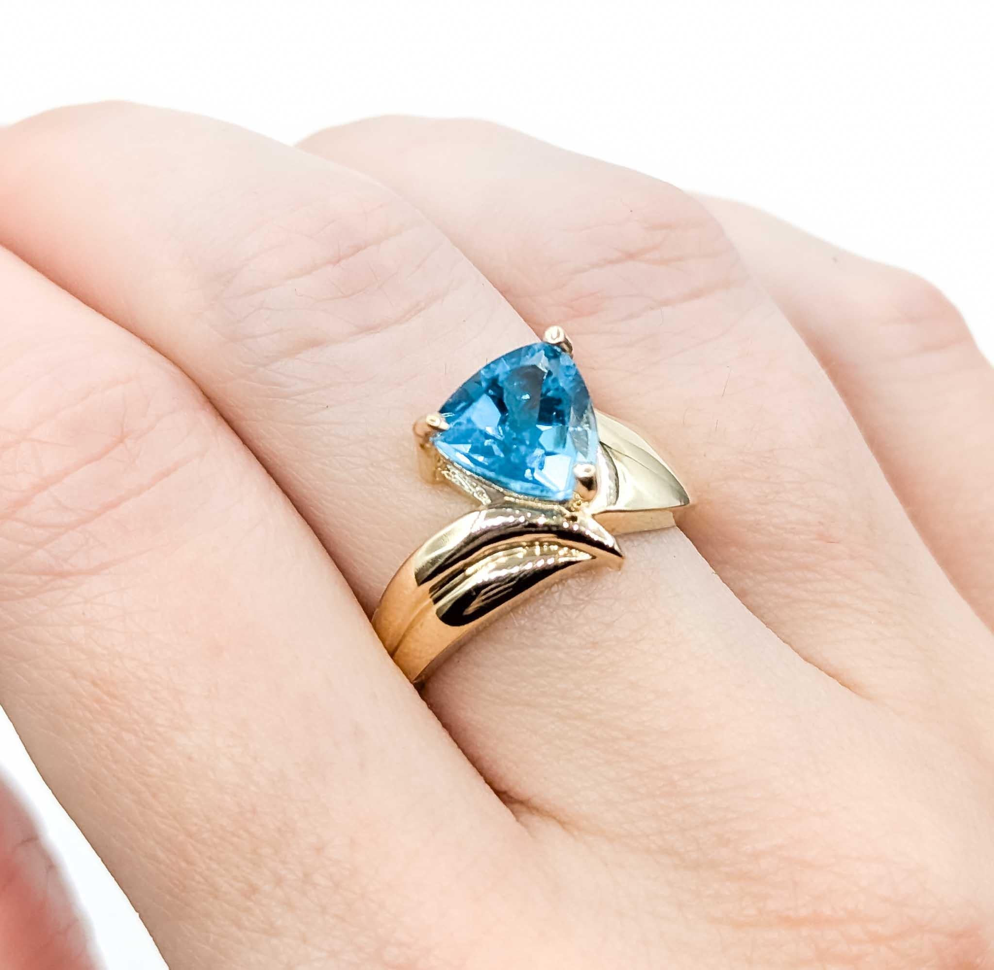 Timeless Topaz Elegance Ring in 10k Bypass Gold In Excellent Condition For Sale In Bloomington, MN