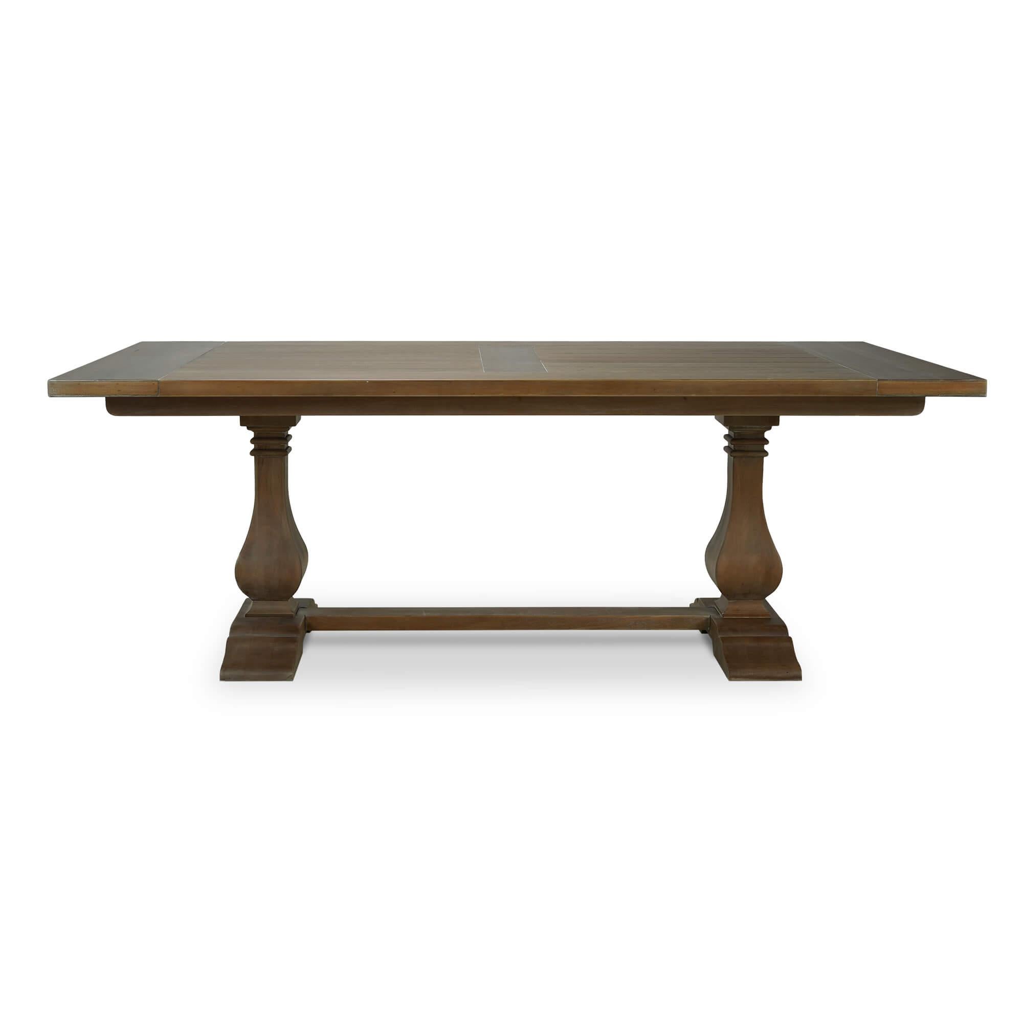 Inspiré par le design anglais du XVIIe siècle, il constitue une pièce maîtresse étonnante pour votre salle à manger. Fabriquée en acajou de première qualité, cette table présente une finition lavée à la paille méticuleusement appliquée à la main,