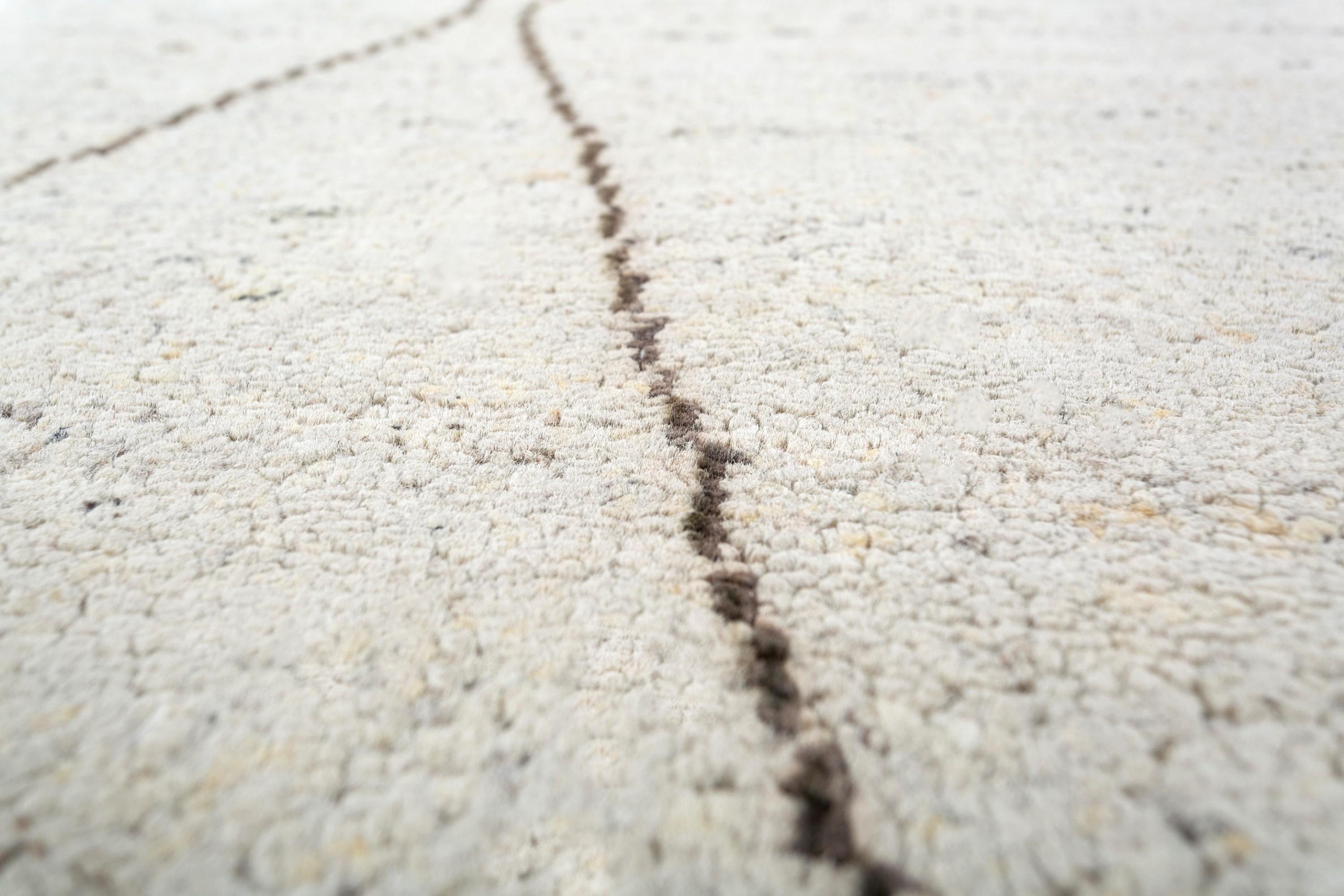 Indien Tapis noué à la main Timeless Twirl Natural White & Deep Espresso 240x300 cm en vente