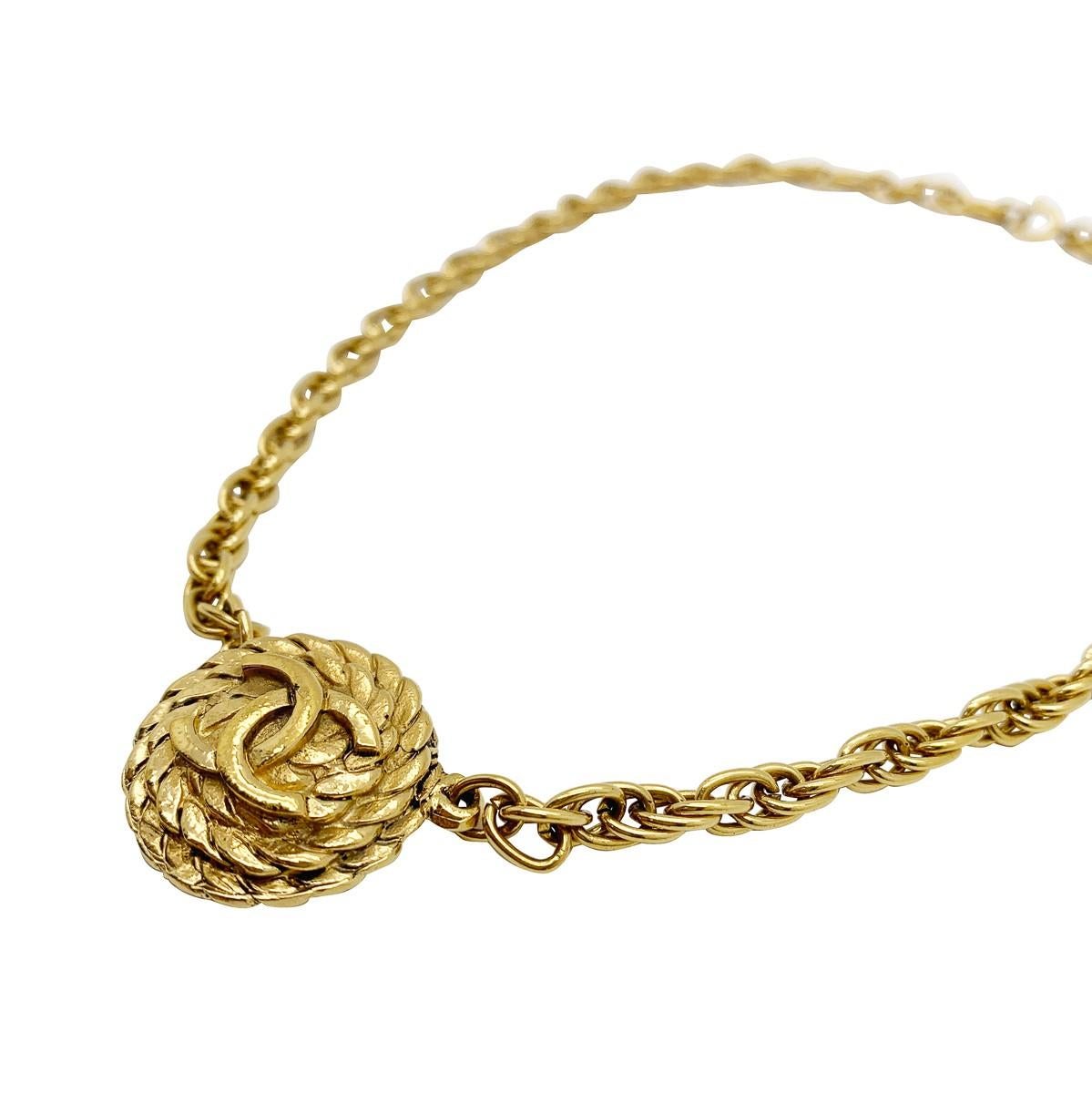 An iconic vintage Chanel rope logo necklace boasting the iconic interlocking Cs upon a coiled rope medallion. Set within a chunky chain this piece will undoubtedly turn heads owing to its heritage.

Vintage Condition: Very good without damage or