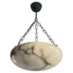 Ciondolo / lampadario in alabastro antico senza tempo, bianco e nero, anni '10, vicino alla menta
