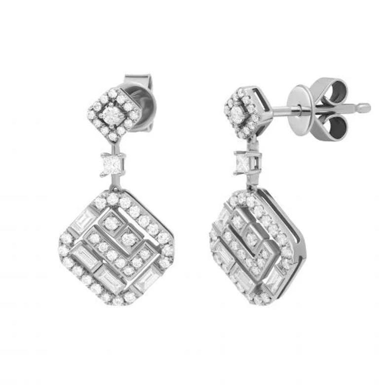 Pendants d'oreilles intemporels en or blanc et diamants blancs pour elle Pour femmes en vente