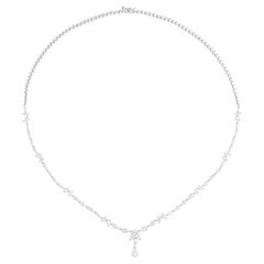 Collier anniversaire en or blanc intemporel avec diamants taillés en marquise et en poire 14 Karat