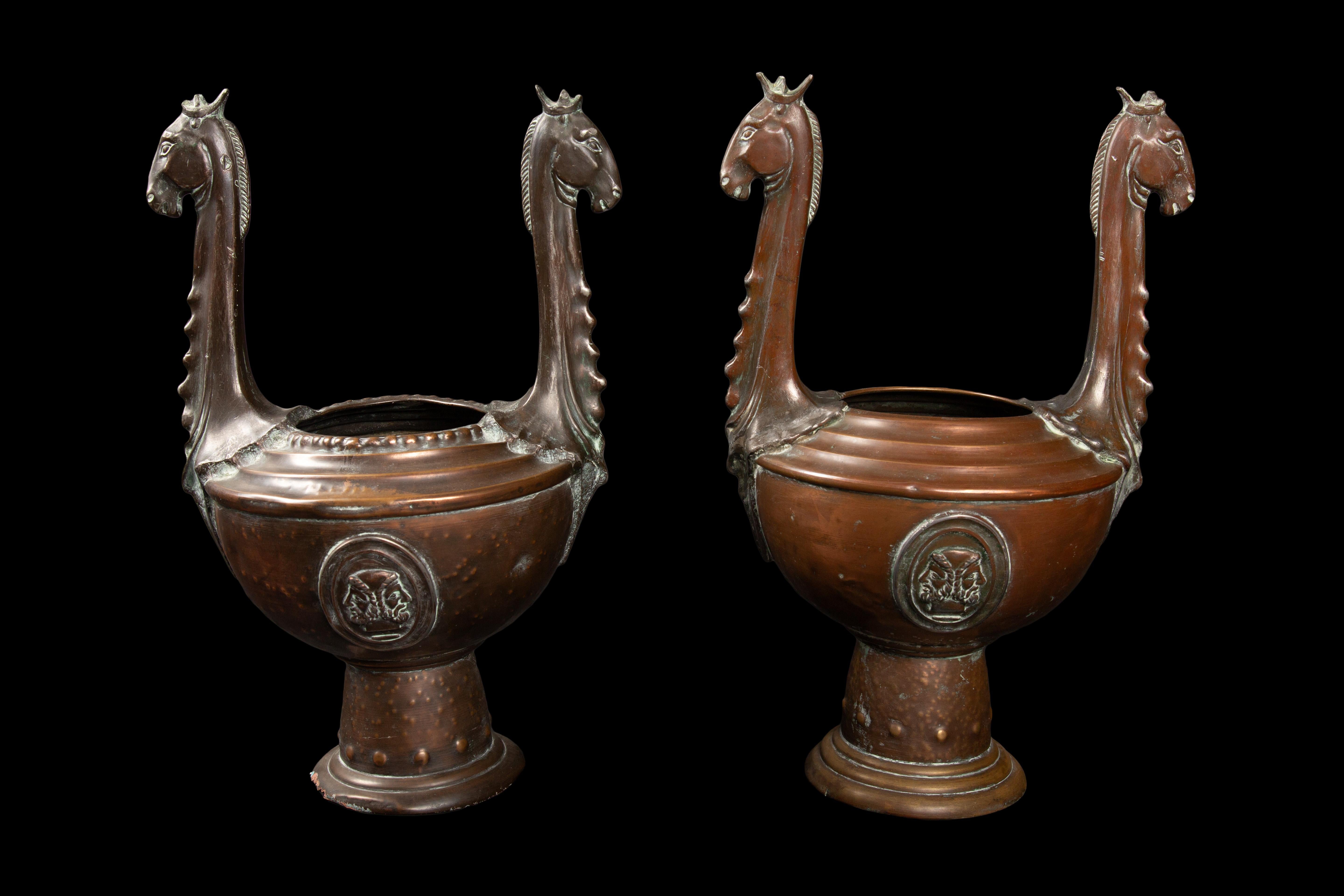 Exquisites Paar griechischer Urnen/Vasen aus Kupfer und Bronze aus dem 19. Jahrhundert, die an die hellenistische Ära erinnern und mit zeitlosen Symbolen der Weisheit und Stärke verziert sind. Auf jedem Gefäß ist stolz die verehrte Eule der Athene