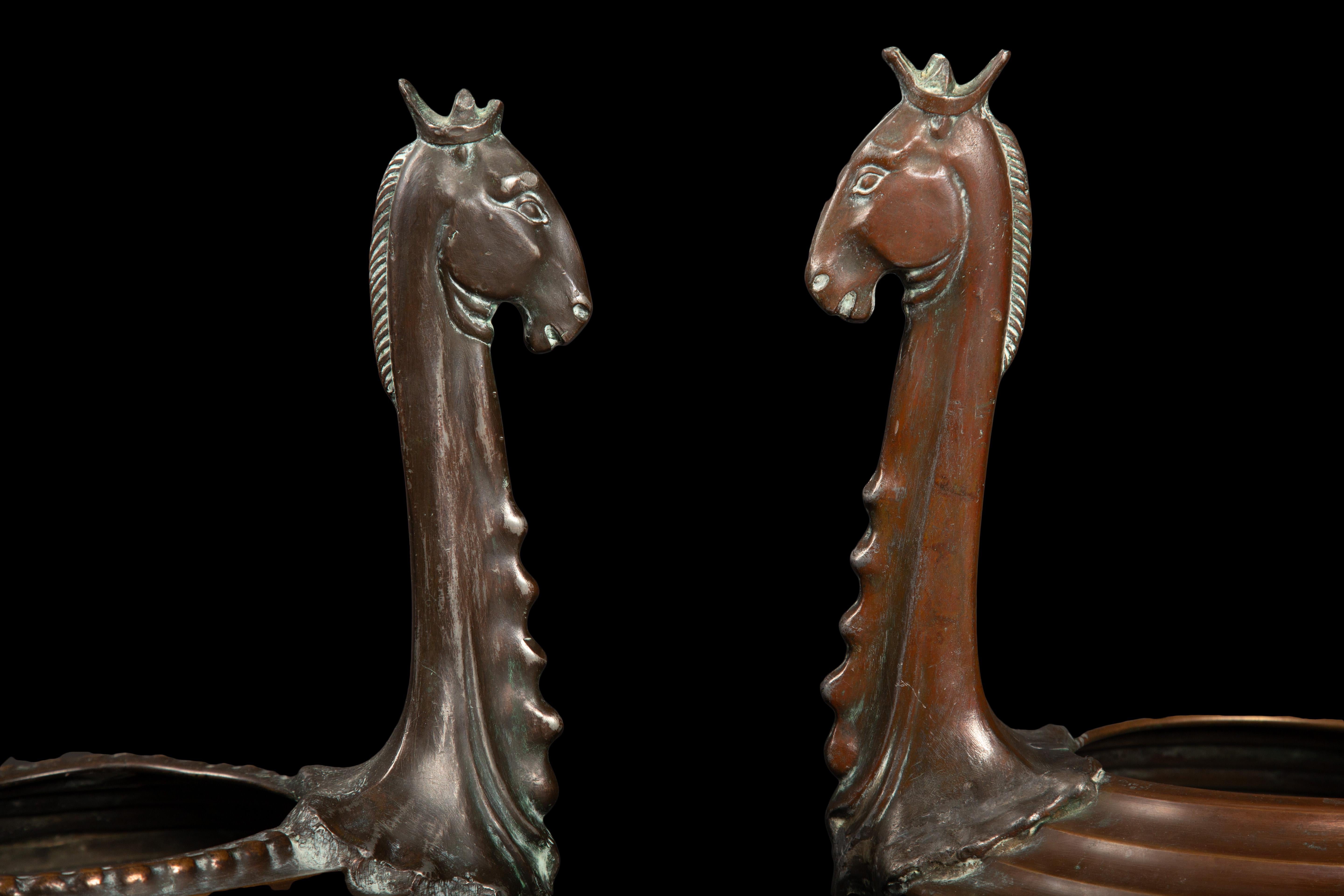 Timeless Wisdom: Griechische Eulenurnen mit gekrönten Pferdeköpfen aus dem 19. im Zustand „Gut“ im Angebot in New York, NY