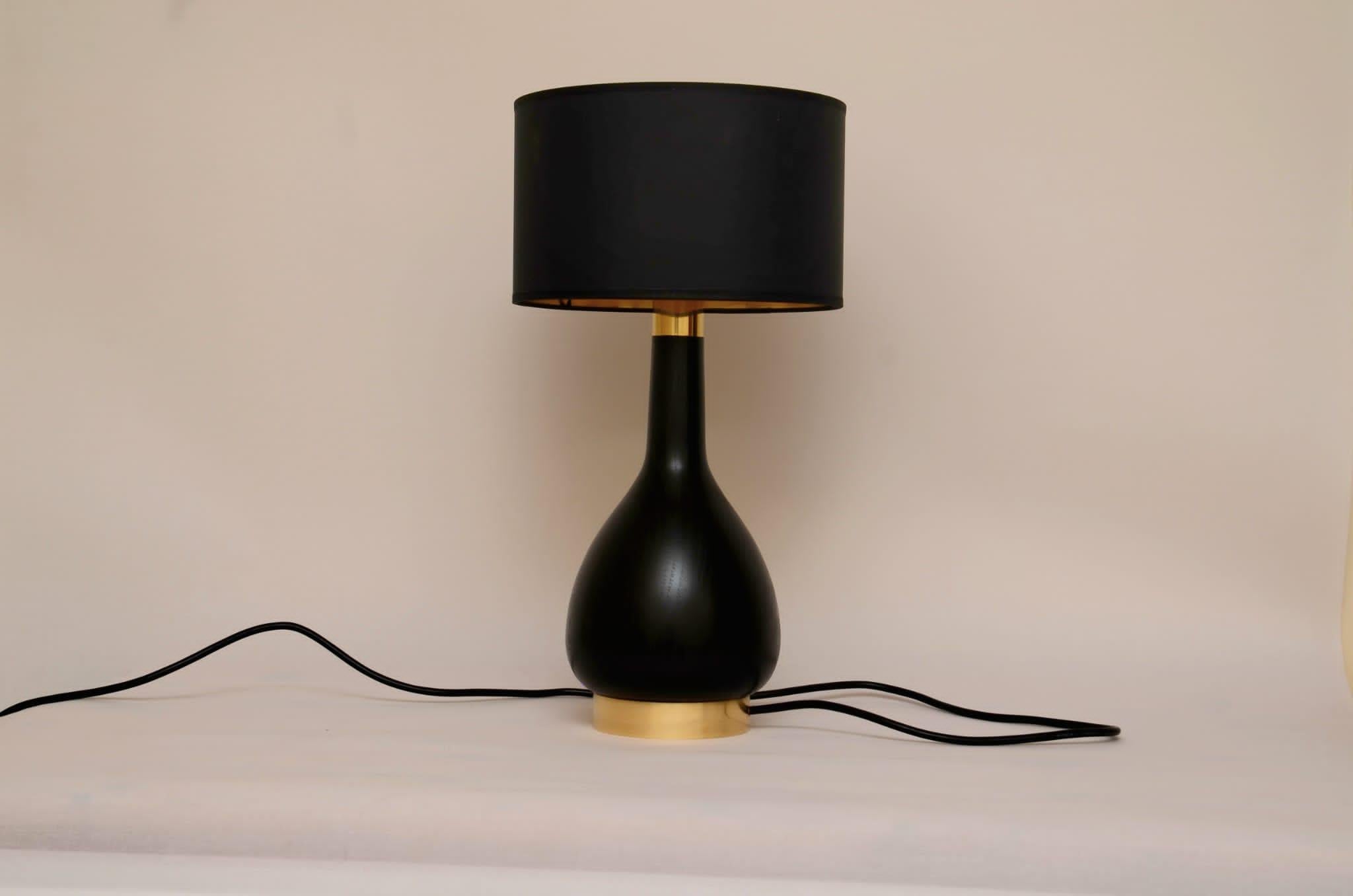 I present to you a wooden black tear. The lamp is made of oak wood, ebonized with natural methods. The additions of real brass make this lamp a timeless look that fits into any interior. E27 lampholder.