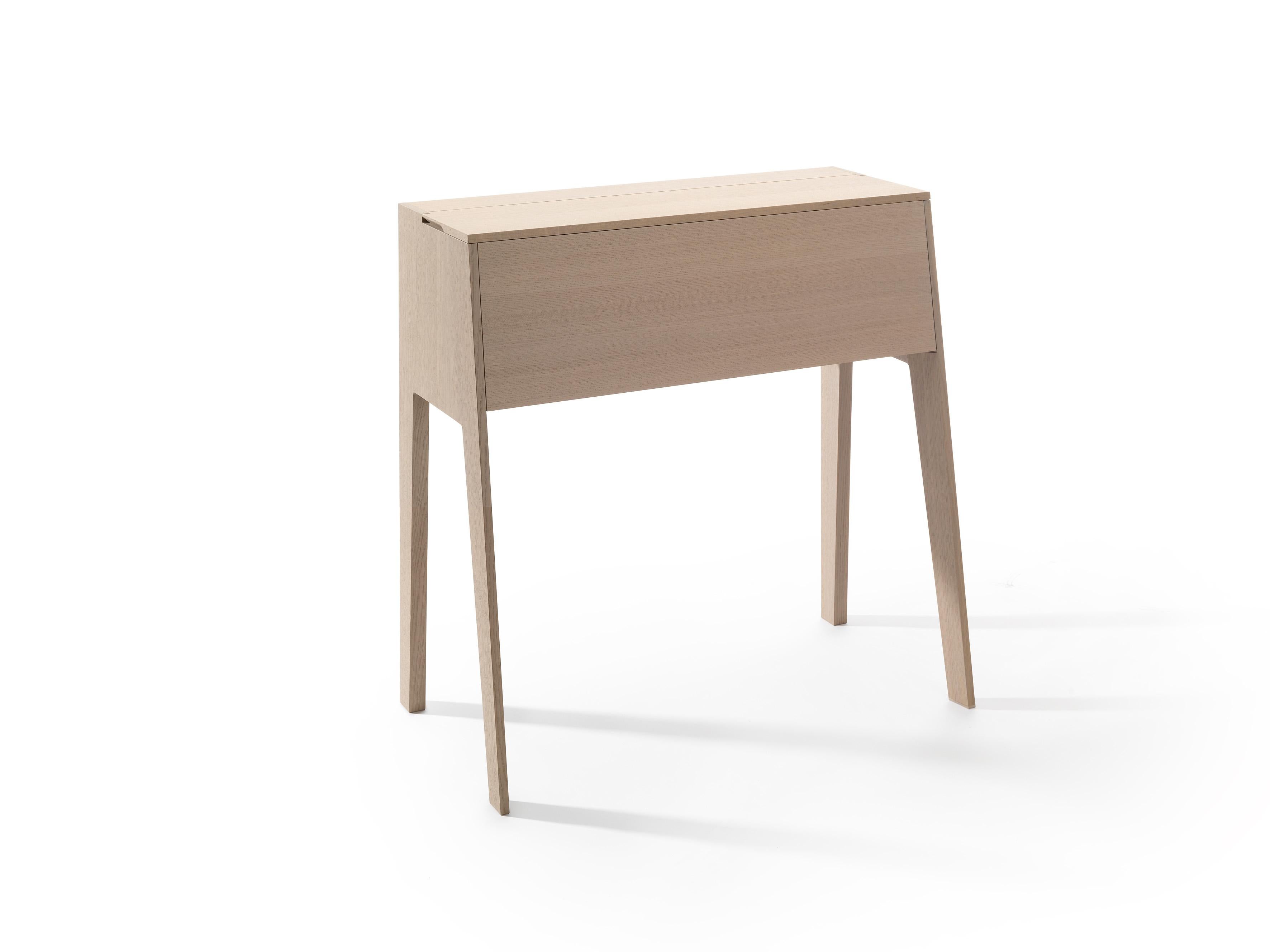 The graceful, yet functional desk. Here, Japanese form sensibility combines with the tradition of the writingdesk. A timeless model that will complement any furnishing style; it offers space for laptops of all sizes, cables and power supplies for