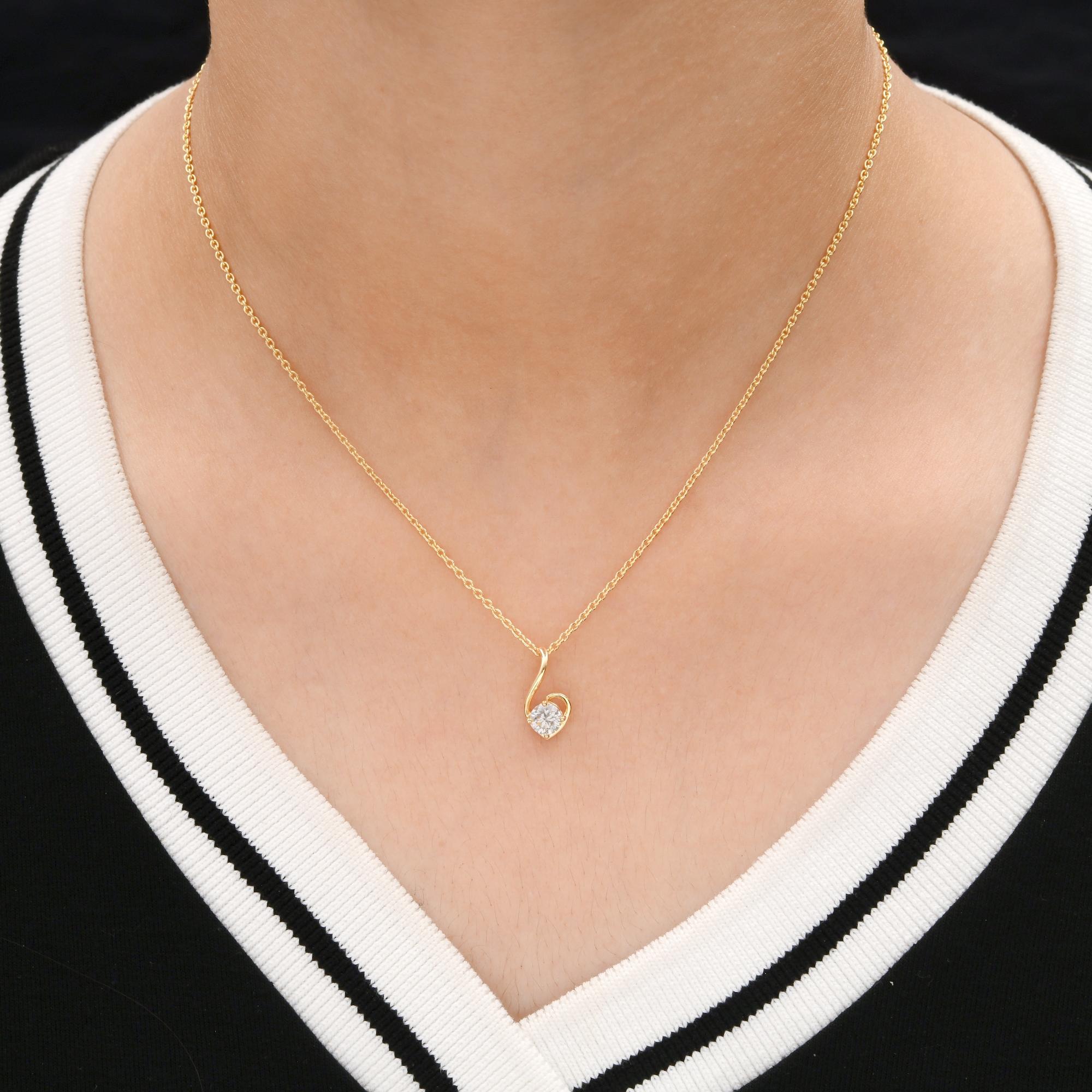Collana minimalista senza tempo in oro giallo con diamante rotondo 0,56 CTW
Questa collana presenta un design minimalista ed elegante, perfetto da indossare tutti i giorni o da regalare. Il ciondolo presenta una curva fluida e ondulata realizzata in