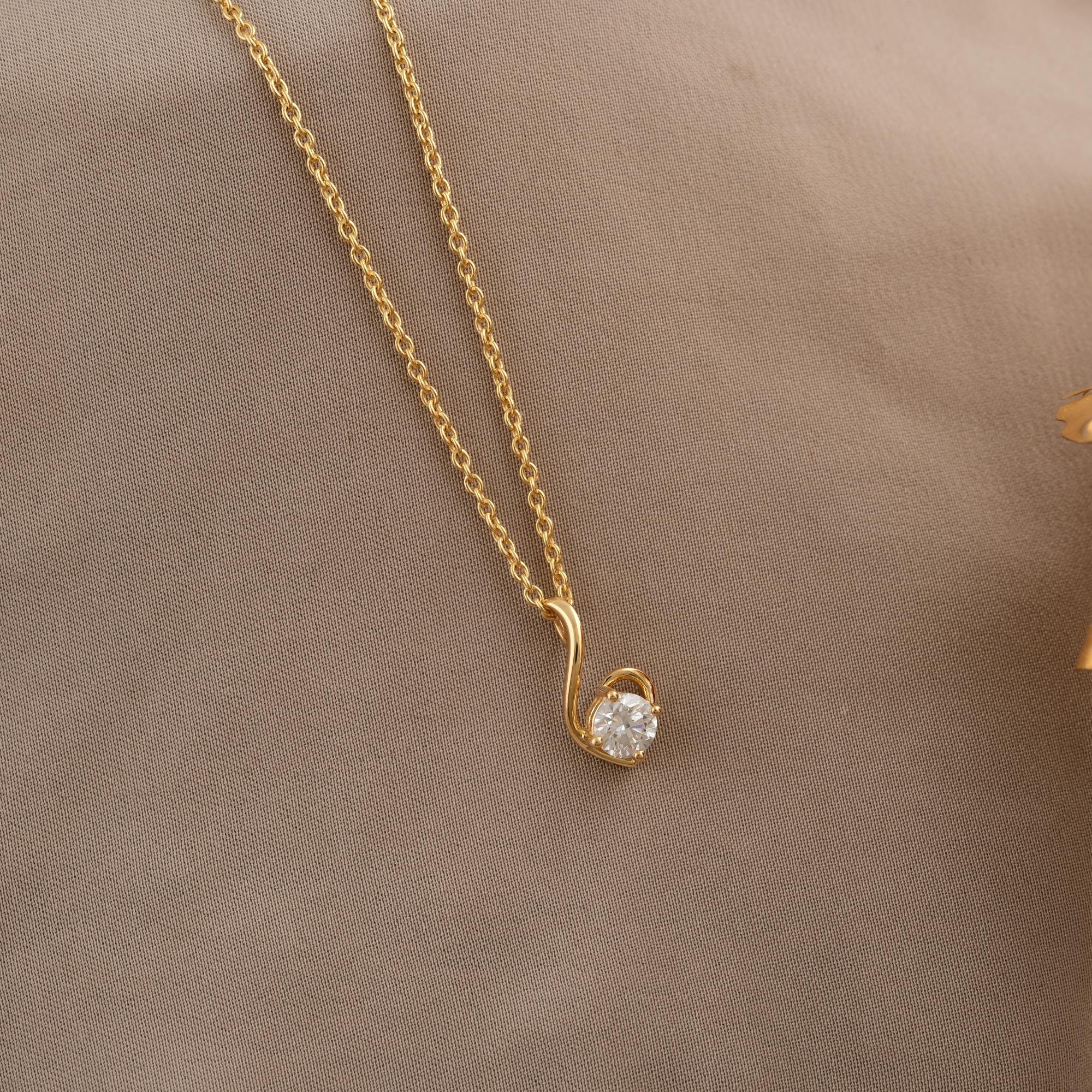 Donna Collana minimalista senza tempo in oro giallo con diamante rotondo 0,56 CTW in vendita