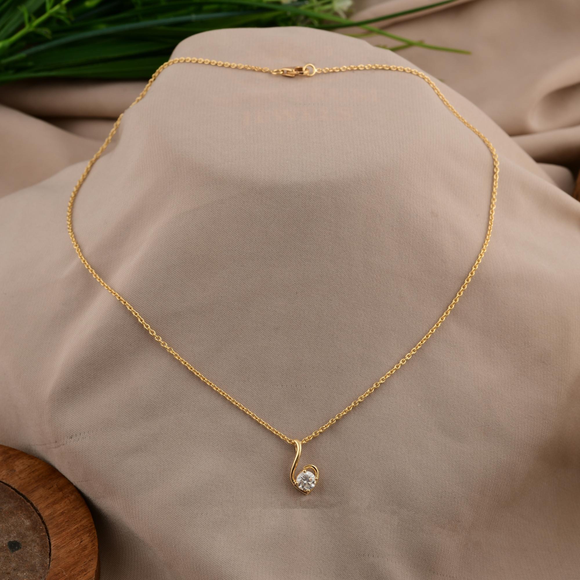 Collana minimalista senza tempo in oro giallo con diamante rotondo 0,56 CTW in vendita 1