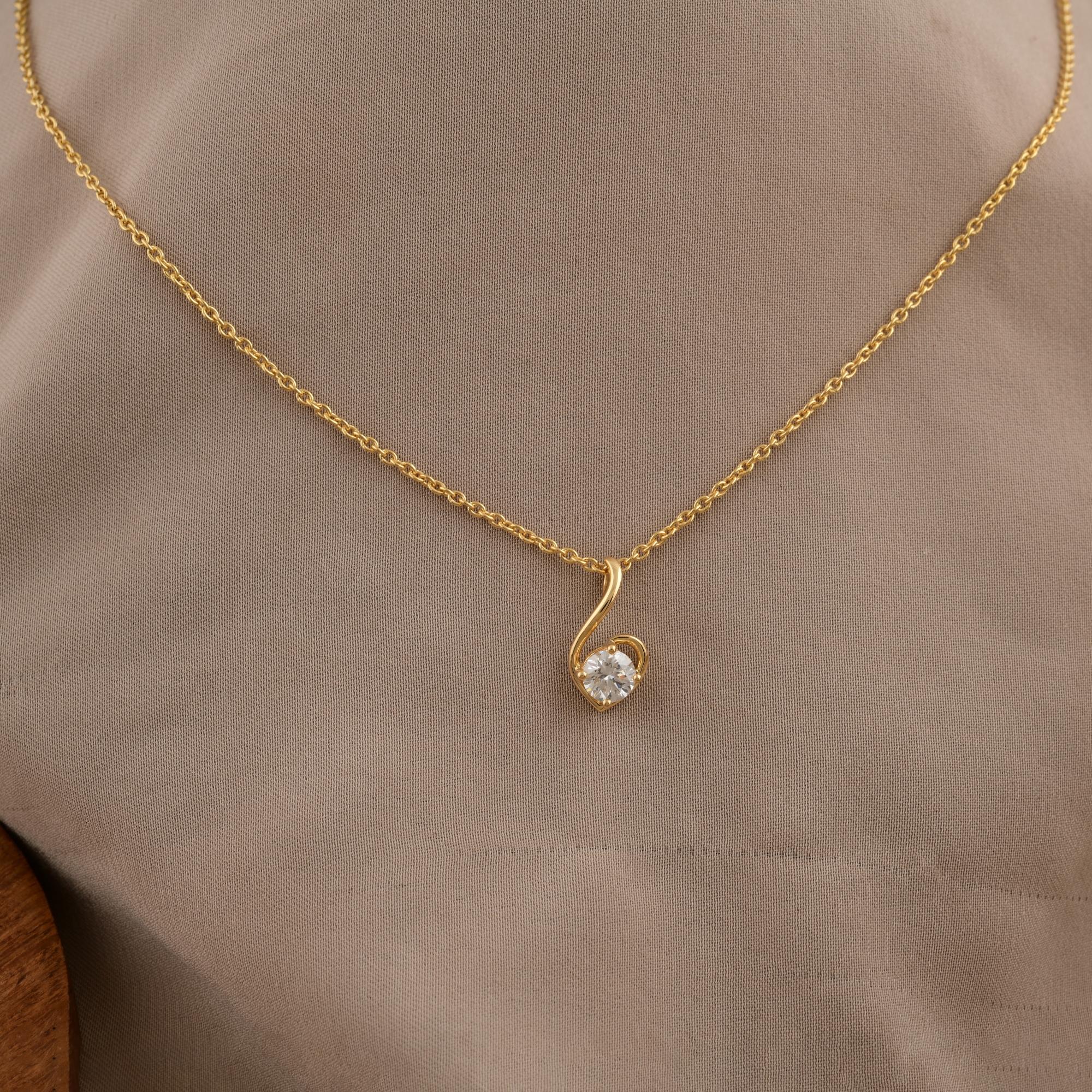 Collana minimalista senza tempo in oro giallo con diamante rotondo 0,56 CTW in vendita 2