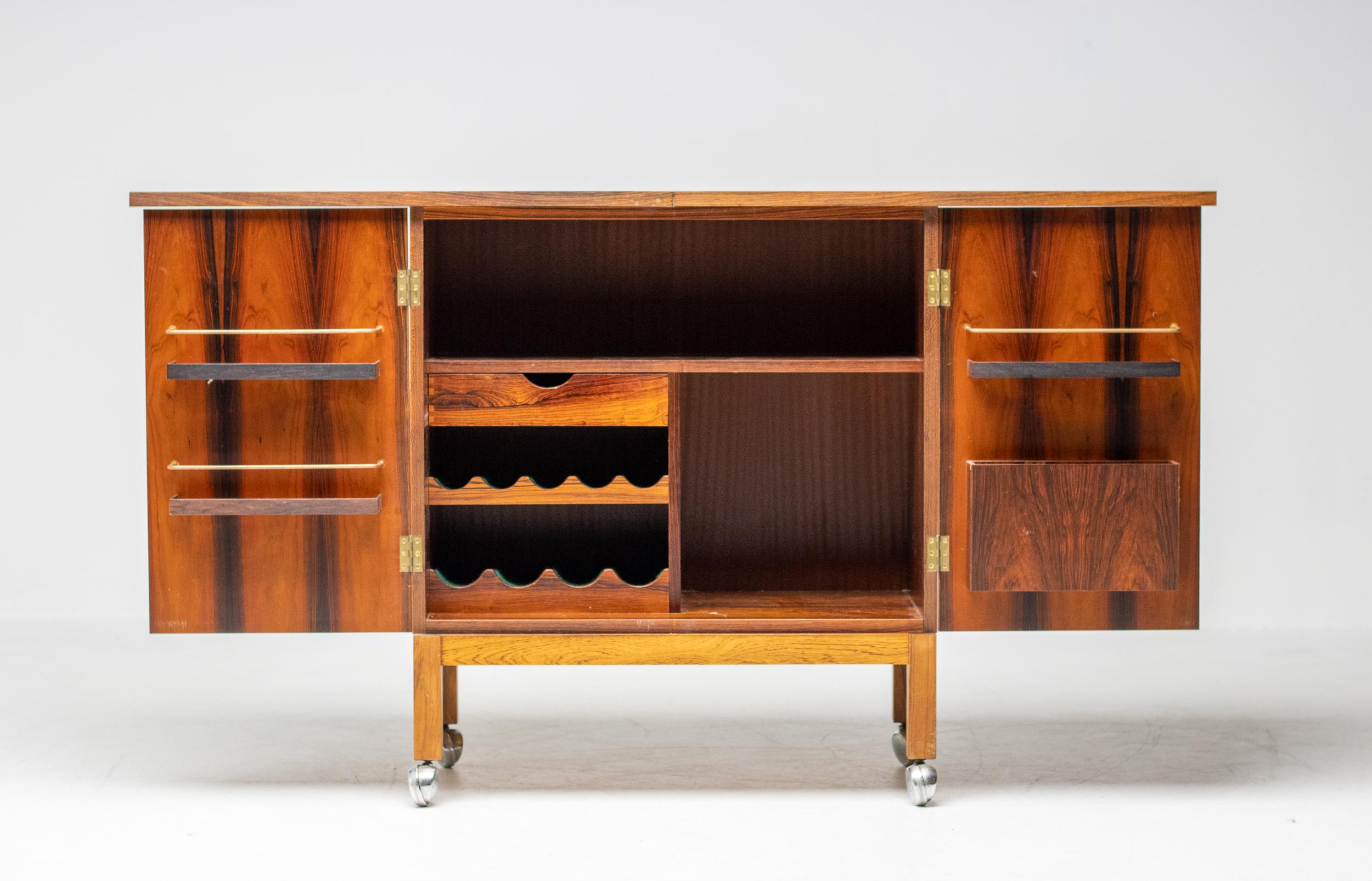 Rare and practical bar cabinet model Times designed by Torbjørn Afdal and produced by Mellemstrands Møbelfabrik in Norway. Exceptional piece in beautiful all original condition.

Torbjørn Afdal was a Norwegian furniture designer who was born in 1917