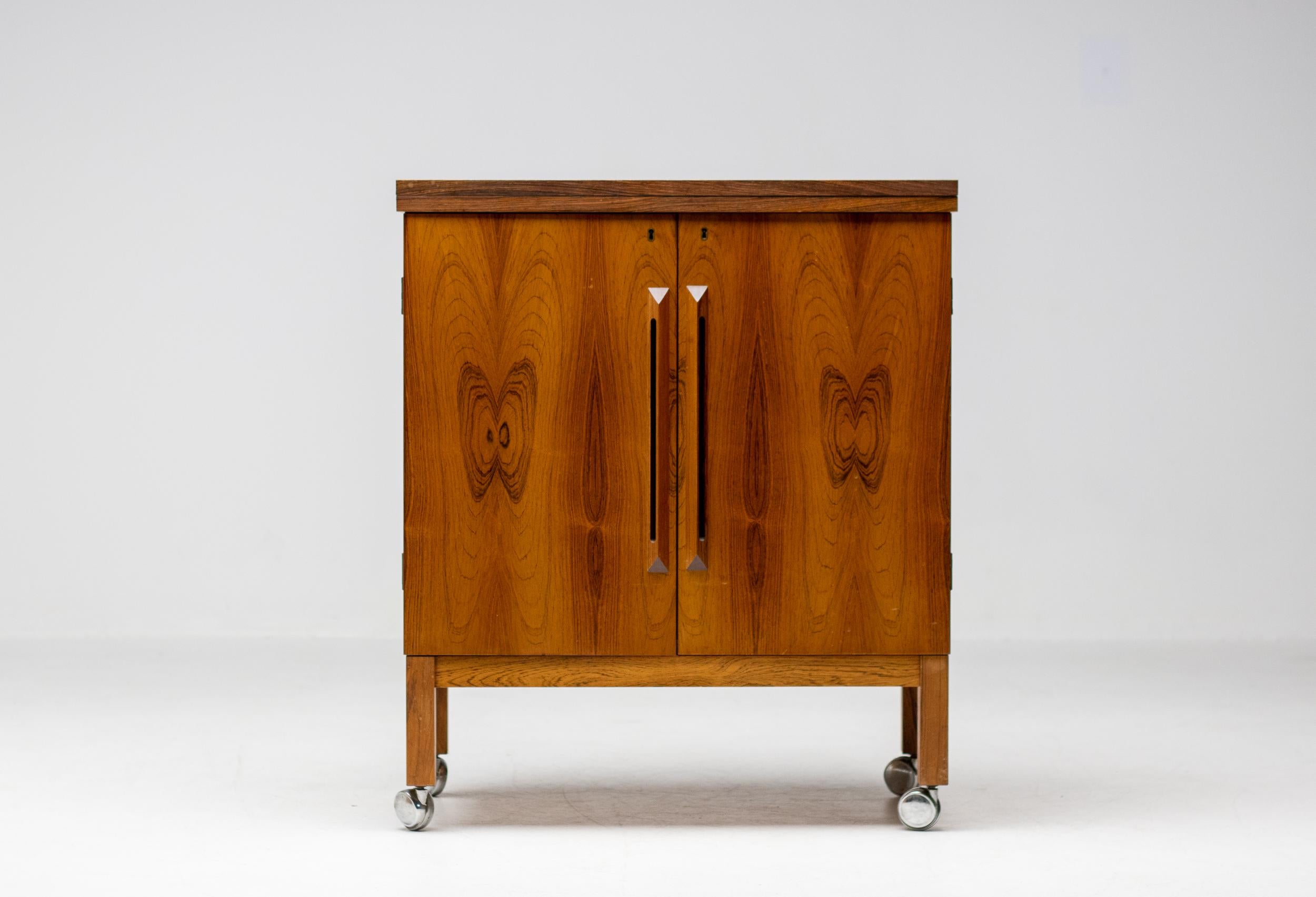 Raro y práctico mueble bar modelo Times diseñado por Torbjørn Afdal y fabricado por Mellemstrands Møbelfabrik en Noruega. 
Pieza excepcional en perfecto estado original.

Torbjørn Afdal fue un diseñador de muebles noruego que nació en 1917 y