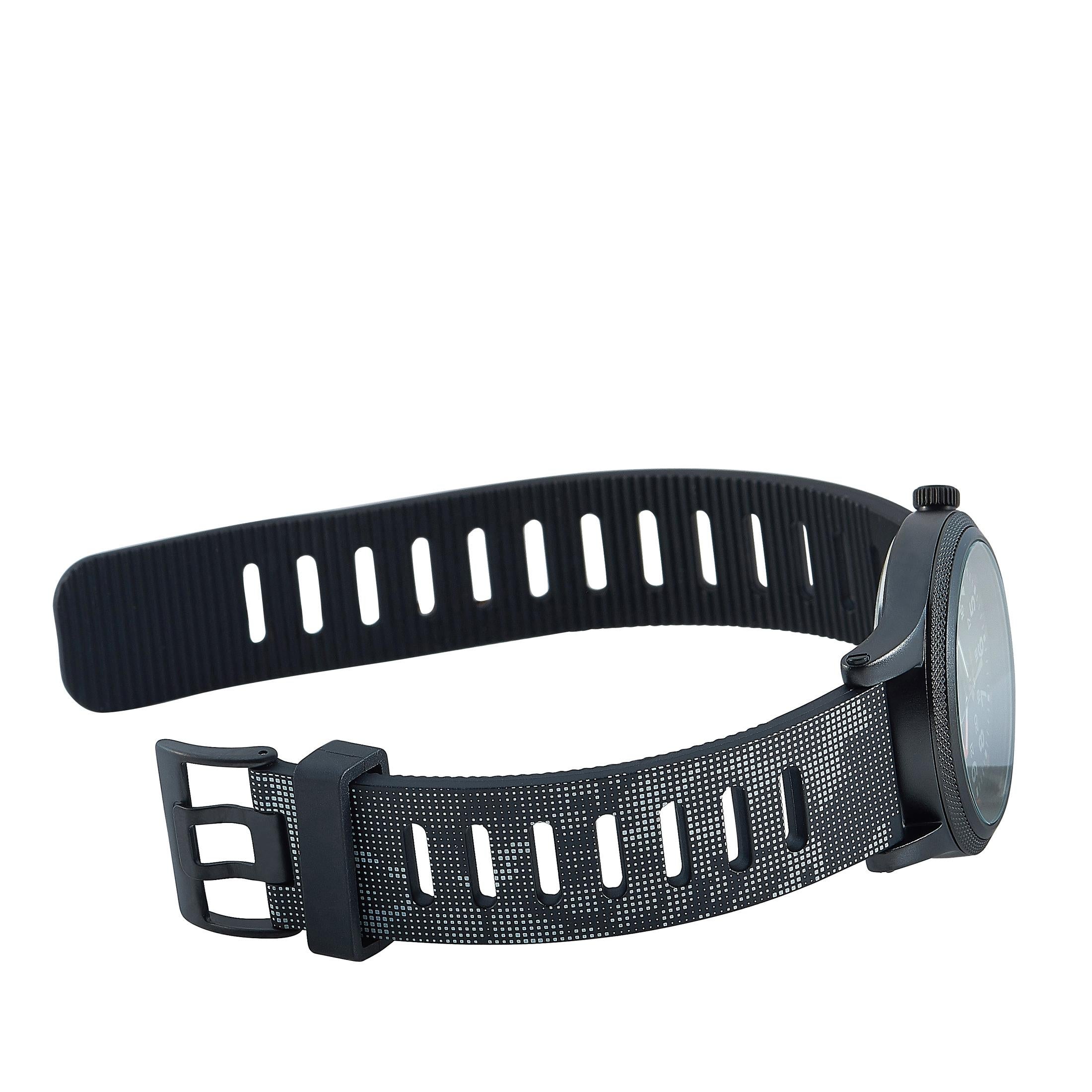 Dies ist die Timex Allied LT 40 mm Uhr:: Referenznummer TW2T33600. 

Sie wird mit einem 40-mm-Gehäuse aus schwarzem:: bleifreiem Messing und einem Edelstahlboden präsentiert. Das Gehäuse ist bis zu 50 Meter wasserdicht und wird an einem