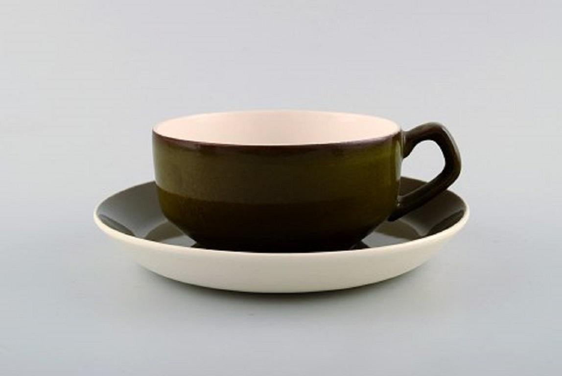 Vajilla Timiana de Aluminia en loza. Consta de 4 tazas de té con platillos, azucarero y tetera, 1960.
En muy buen estado.
2ª calidad de fábrica.
Sellado.
Medidas: Diámetro de la taza 10,5 cm. Diámetro del platillo 16,5 cm. Medidas de la tetera: